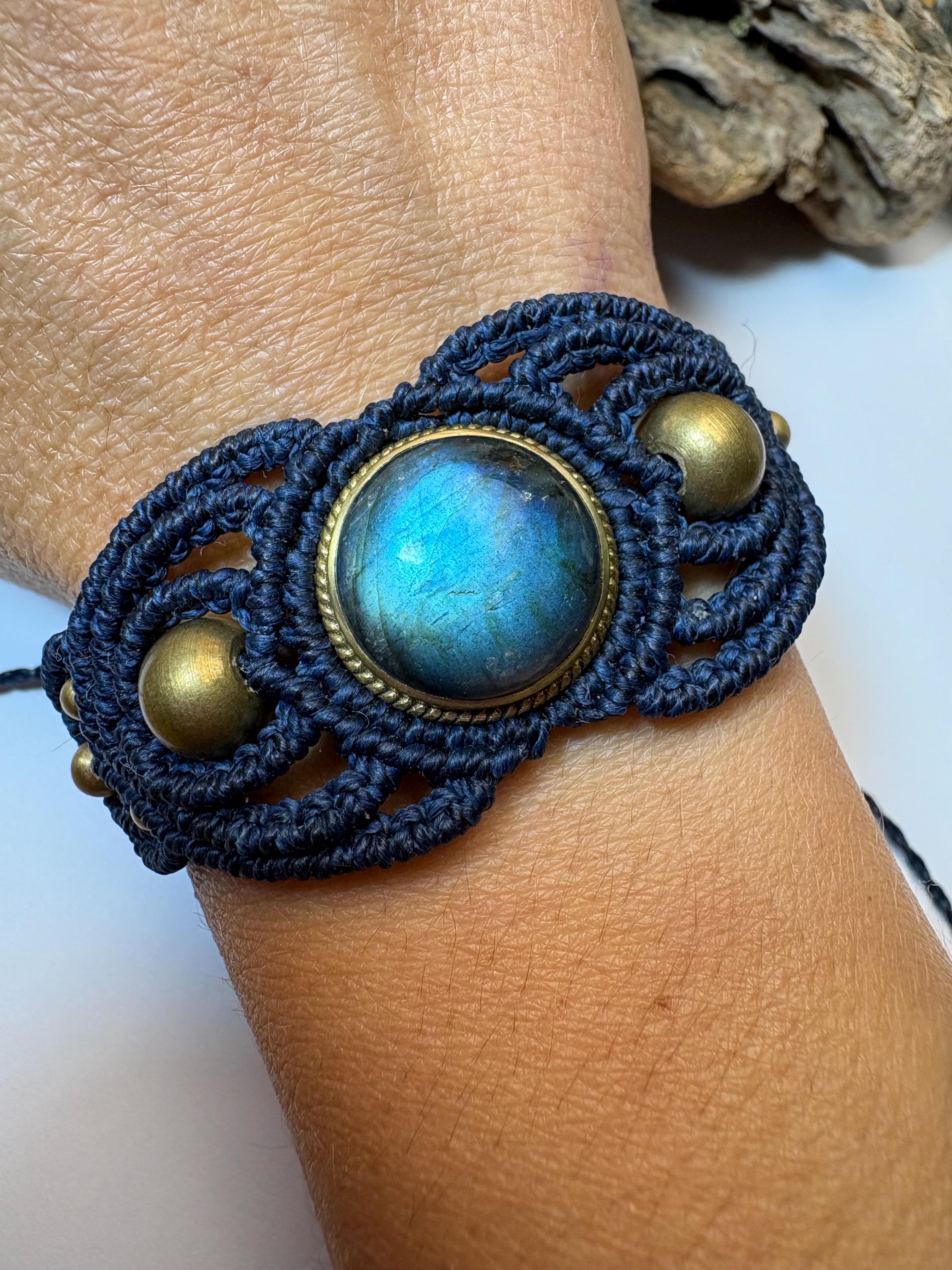 brazalete de macramé con labradorita azul