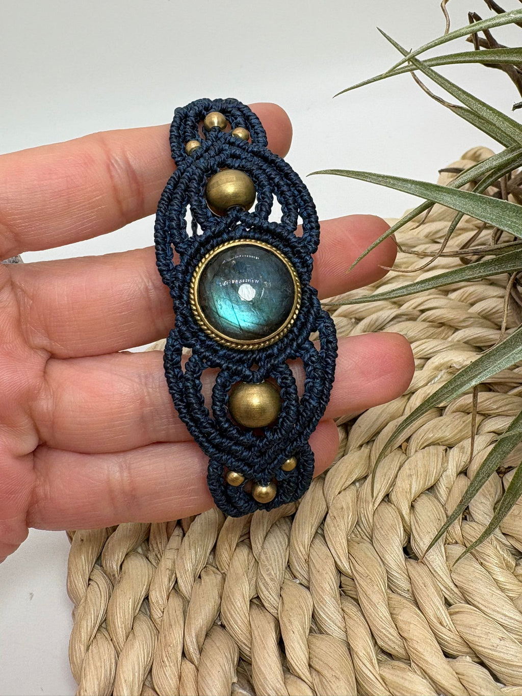 pulsera tipo brazalete de macrame con piedra labradorita azul 