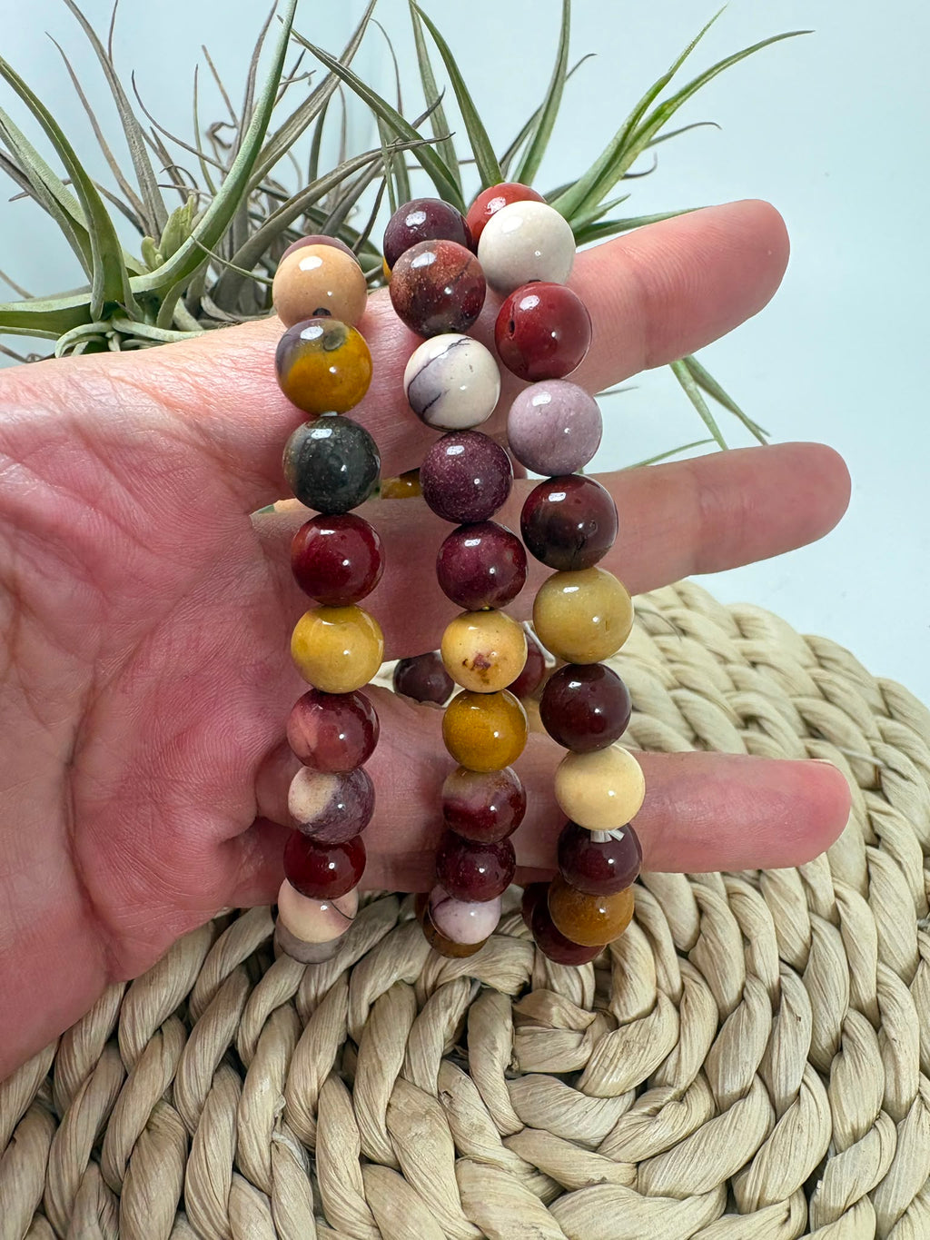 Pulsera elástica de mokaita natural con cuentas de 8 mm. Una joya de tonos cálidos y variados, asociada al equilibrio, la vitalidad y la confianza.
