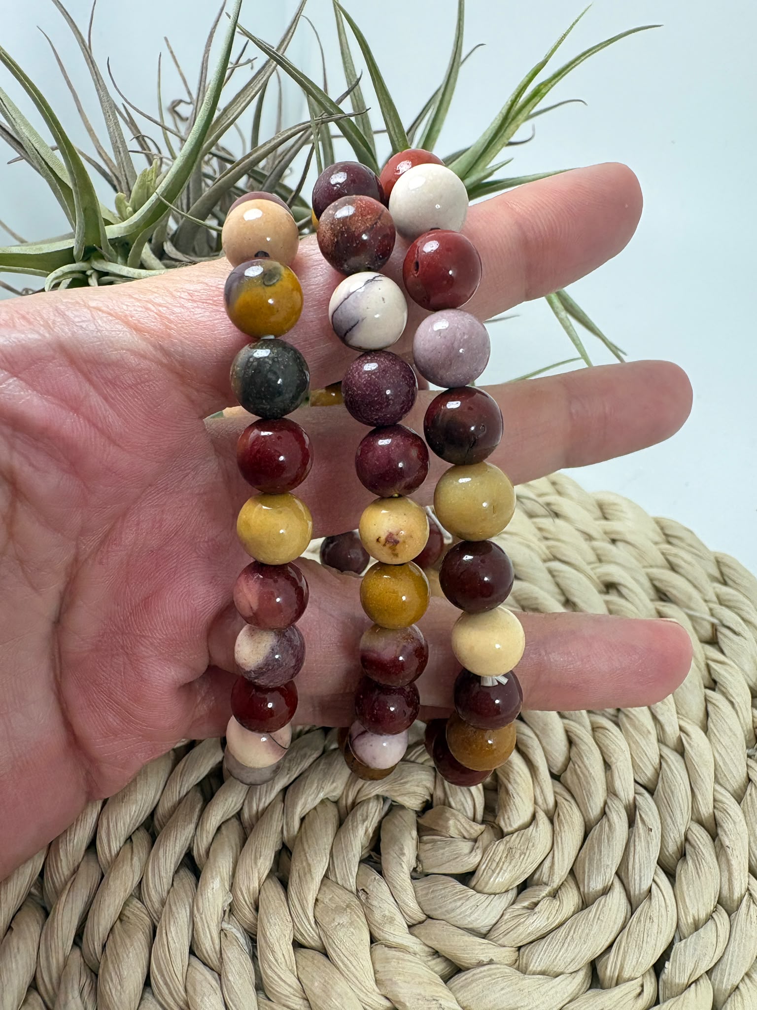 Pulsera elástica de mokaita natural con cuentas de 8 mm. Una joya de tonos cálidos y variados, asociada al equilibrio, la vitalidad y la confianza.