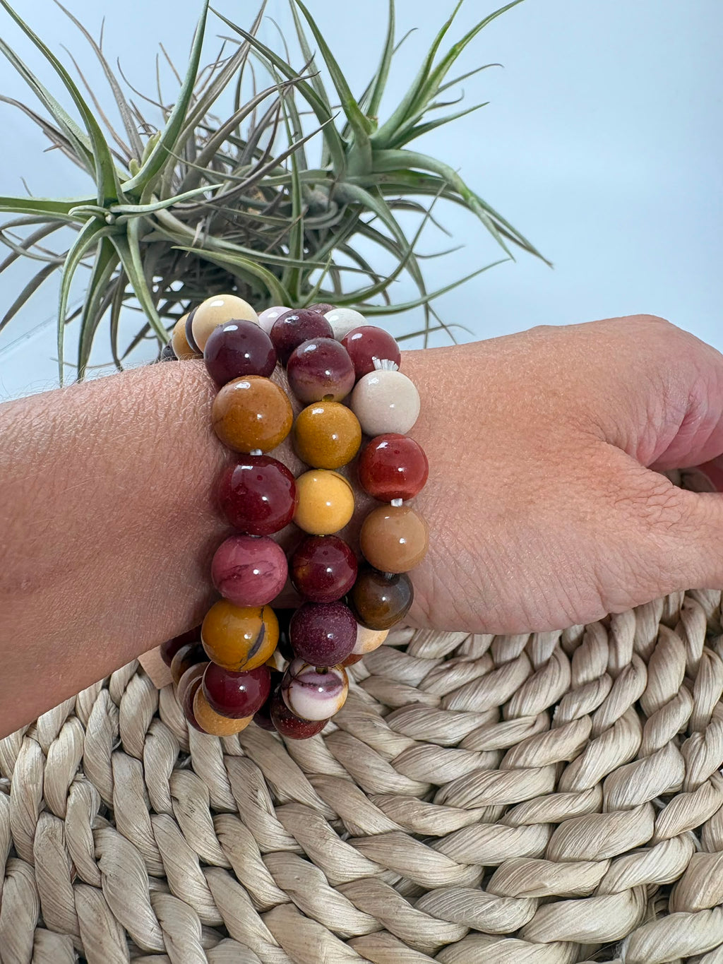 Pulsera elástica de mokaita natural con cuentas de 8 mm. Una joya de tonos cálidos y variados, asociada al equilibrio, la vitalidad y la confianza.