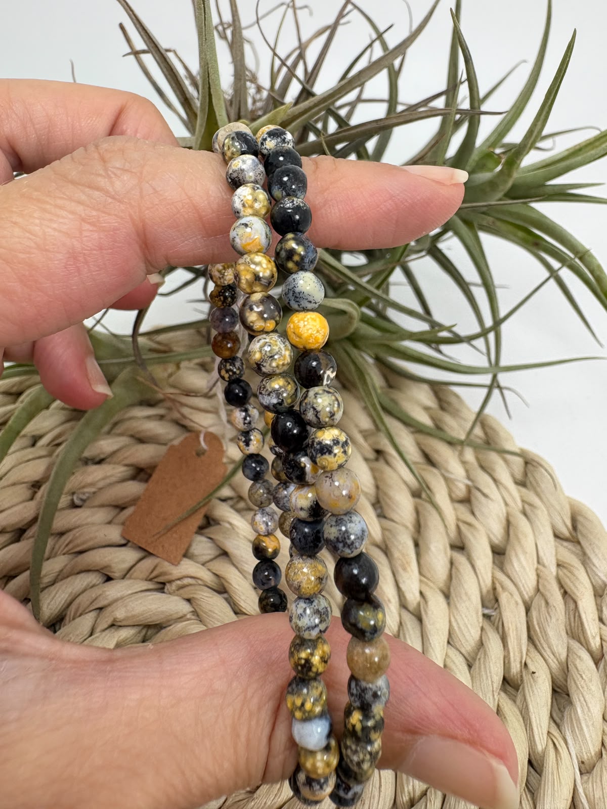 Pulsera elástica de jaspe océano azul con cuentas de 4 mm. Una joya fina de piedra natural asociada con la calma y el equilibrio.