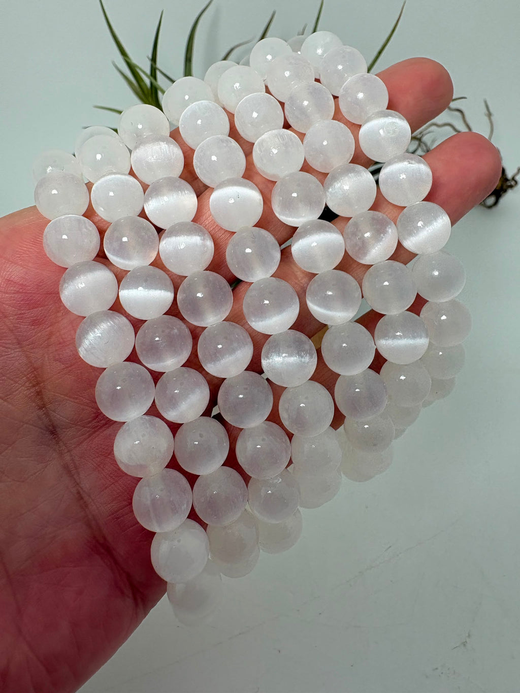 Pulsera elástica de selenita natural de gran calidad con cuentas de 8 mm. Una joya luminosa relacionada con la limpieza energética y la serenidad.
