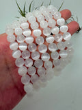Pulsera elástica de selenita natural de gran calidad con cuentas de 8 mm. Una joya luminosa relacionada con la limpieza energética y la serenidad.