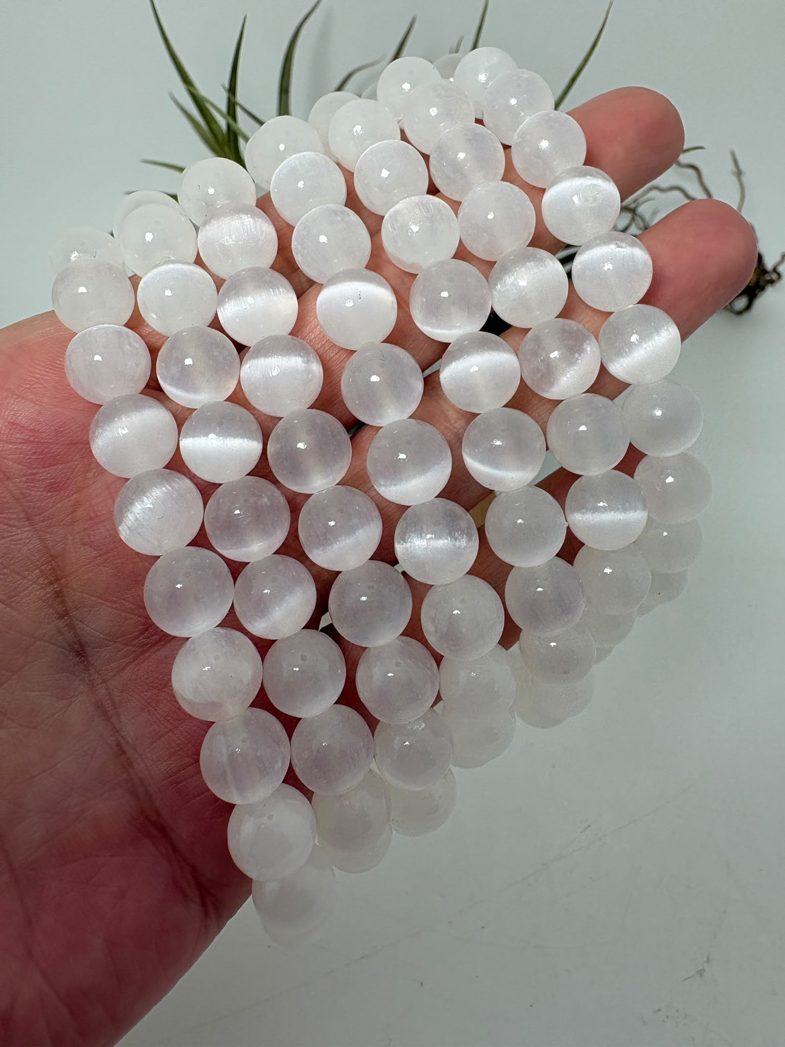 Pulsera elástica de selenita natural de gran calidad con cuentas de 8 mm. Una joya luminosa relacionada con la limpieza energética y la serenidad.