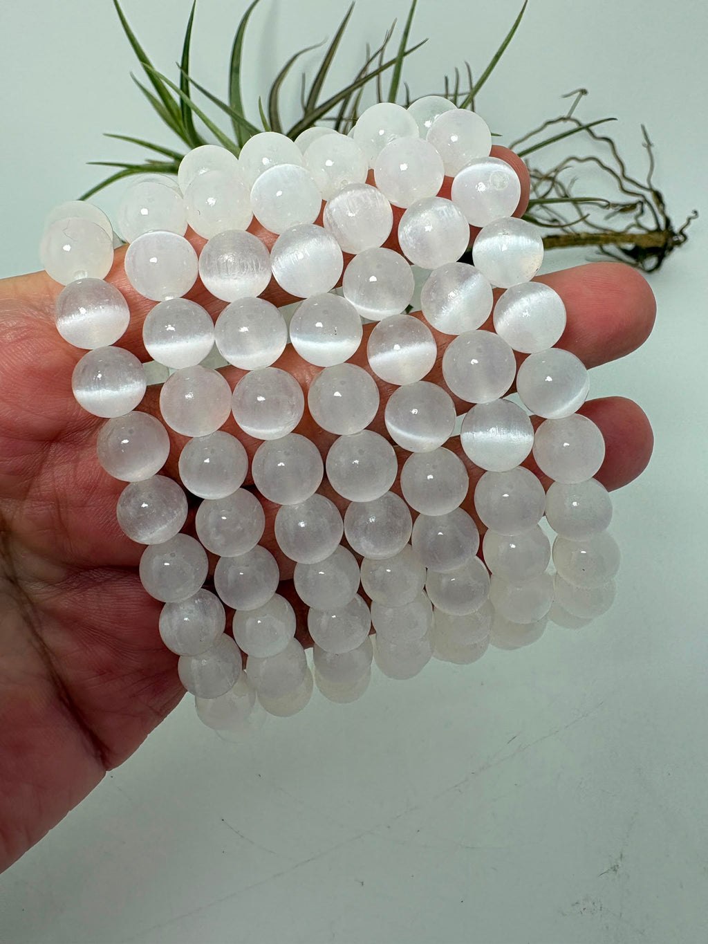 Pulsera elástica de selenita natural de gran calidad con cuentas de 8 mm. Una joya luminosa relacionada con la limpieza energética y la serenidad.