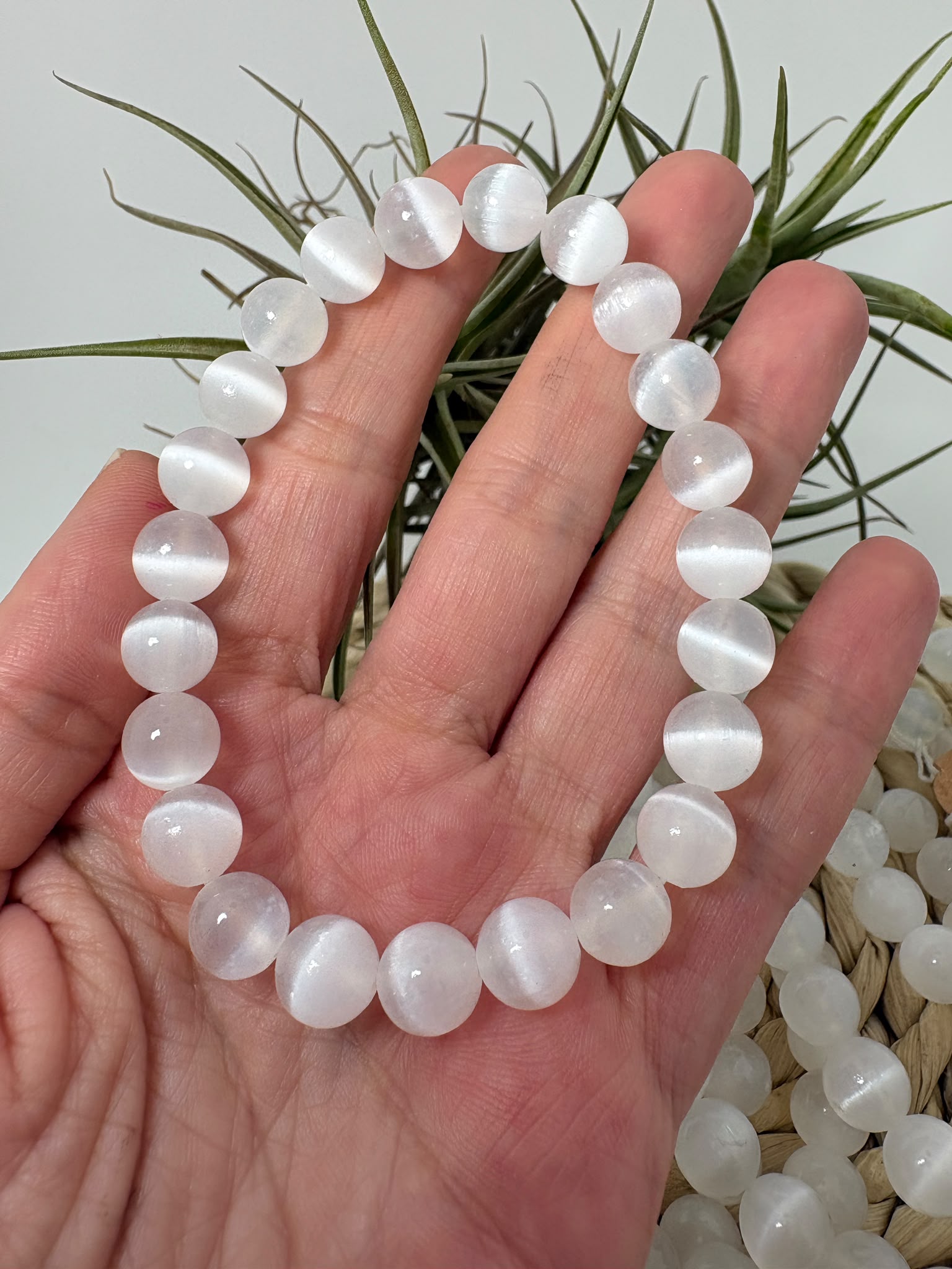 Pulsera elástica de selenita natural de gran calidad con cuentas de 8 mm. Una joya luminosa relacionada con la limpieza energética y la serenidad.