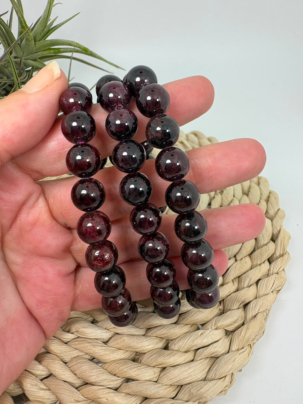 Pulsera elástica de granate natural con cuentas redondas de 6 mm. Una joya elegante y cómoda, ideal para llevar a diario.