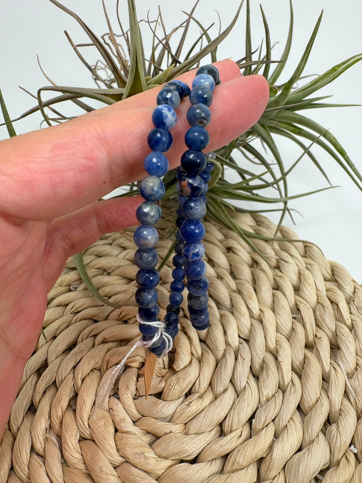Pulsera elástica de sodalita natural con cuentas de 4 mm. Una joya fina en tonos azules asociada con la calma y la comunicación.