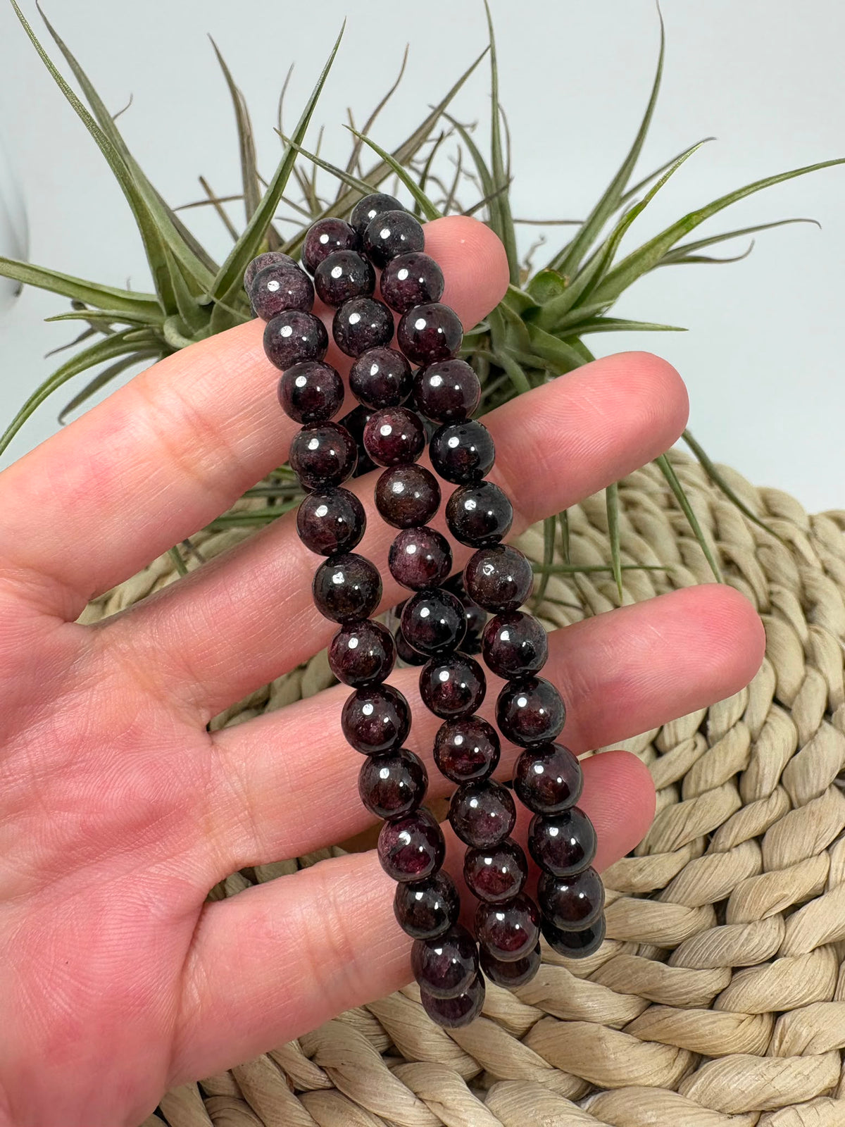 Pulsera elástica de granate natural con cuentas redondas de 6 mm. Una joya elegante y cómoda, ideal para llevar a diario.
