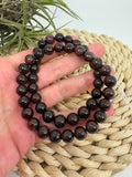 Pulsera elástica de granate natural con cuentas redondas de 6 mm. Una joya elegante y cómoda, ideal para llevar a diario.