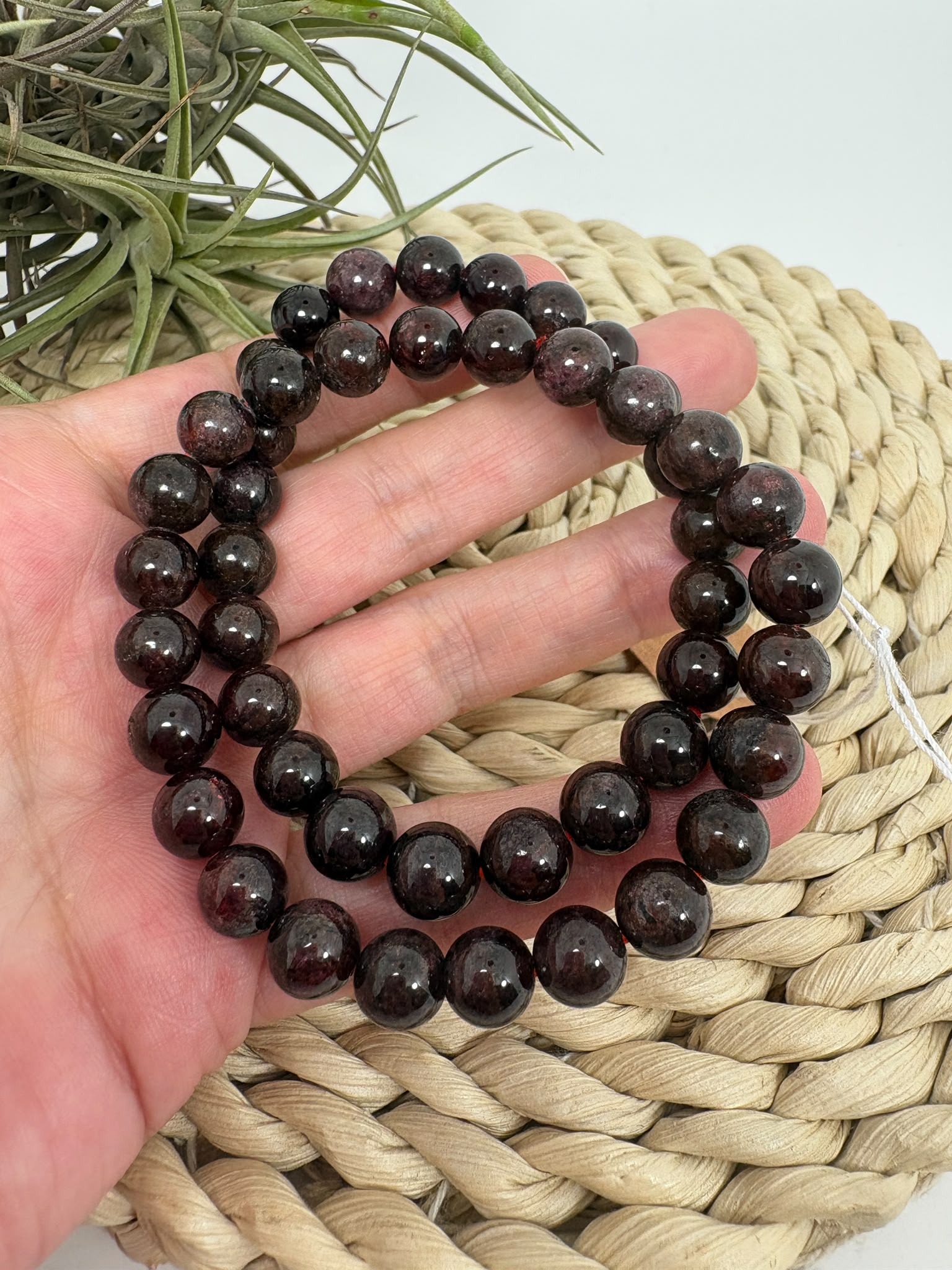 Pulsera elástica de granate natural con cuentas redondas de 6 mm. Una joya elegante y cómoda, ideal para llevar a diario.