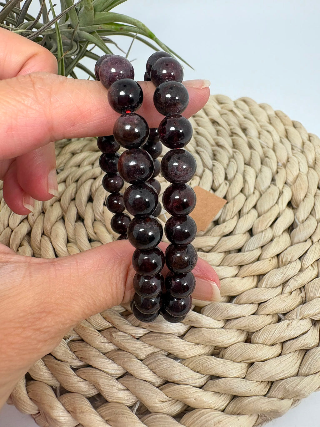 Pulsera elástica de granate natural con cuentas redondas de 6 mm. Una joya elegante y cómoda, ideal para llevar a diario.