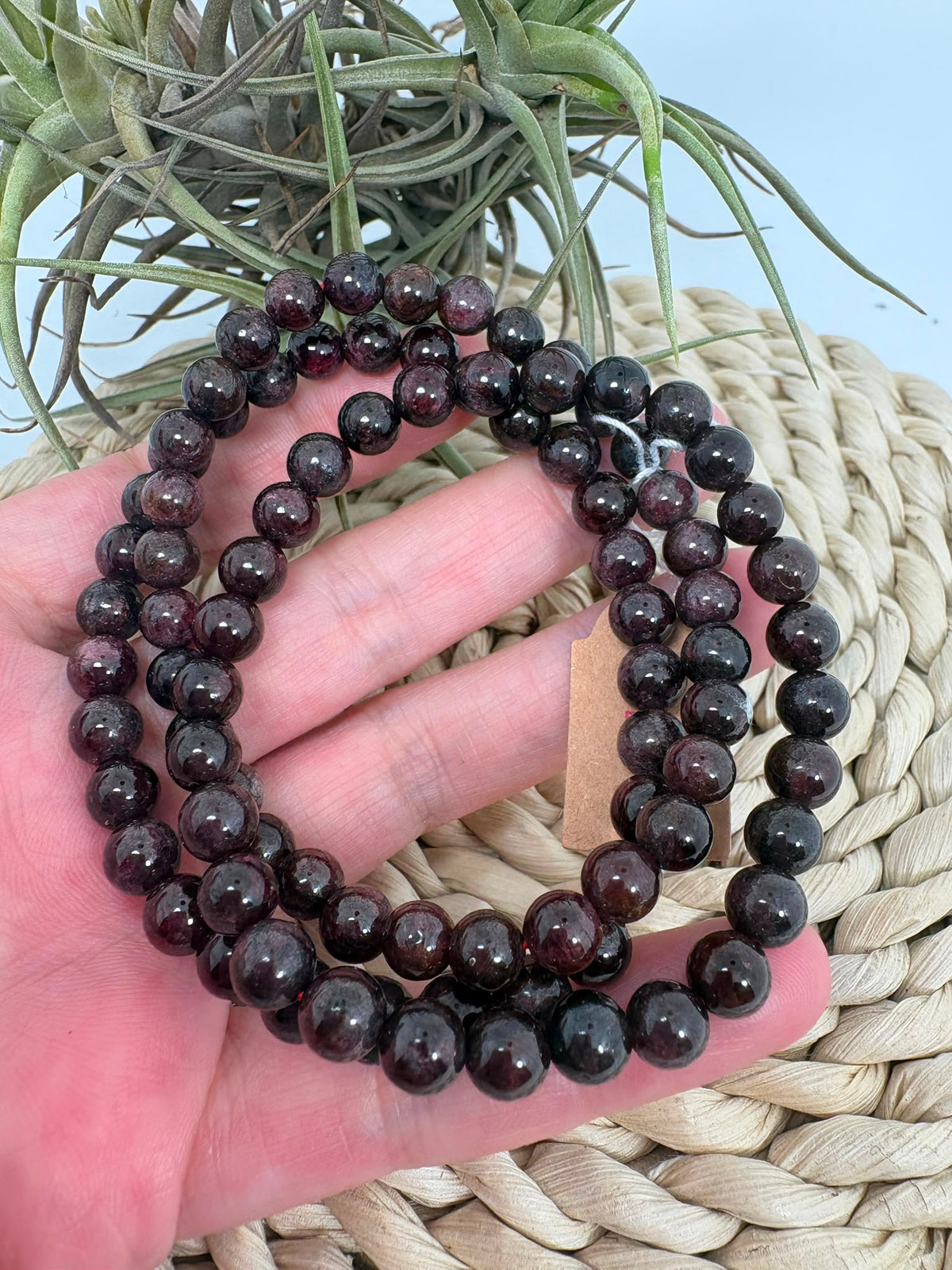 Pulsera elástica de granate natural con cuentas redondas de 6 mm. Una joya elegante y cómoda, ideal para llevar a diario.