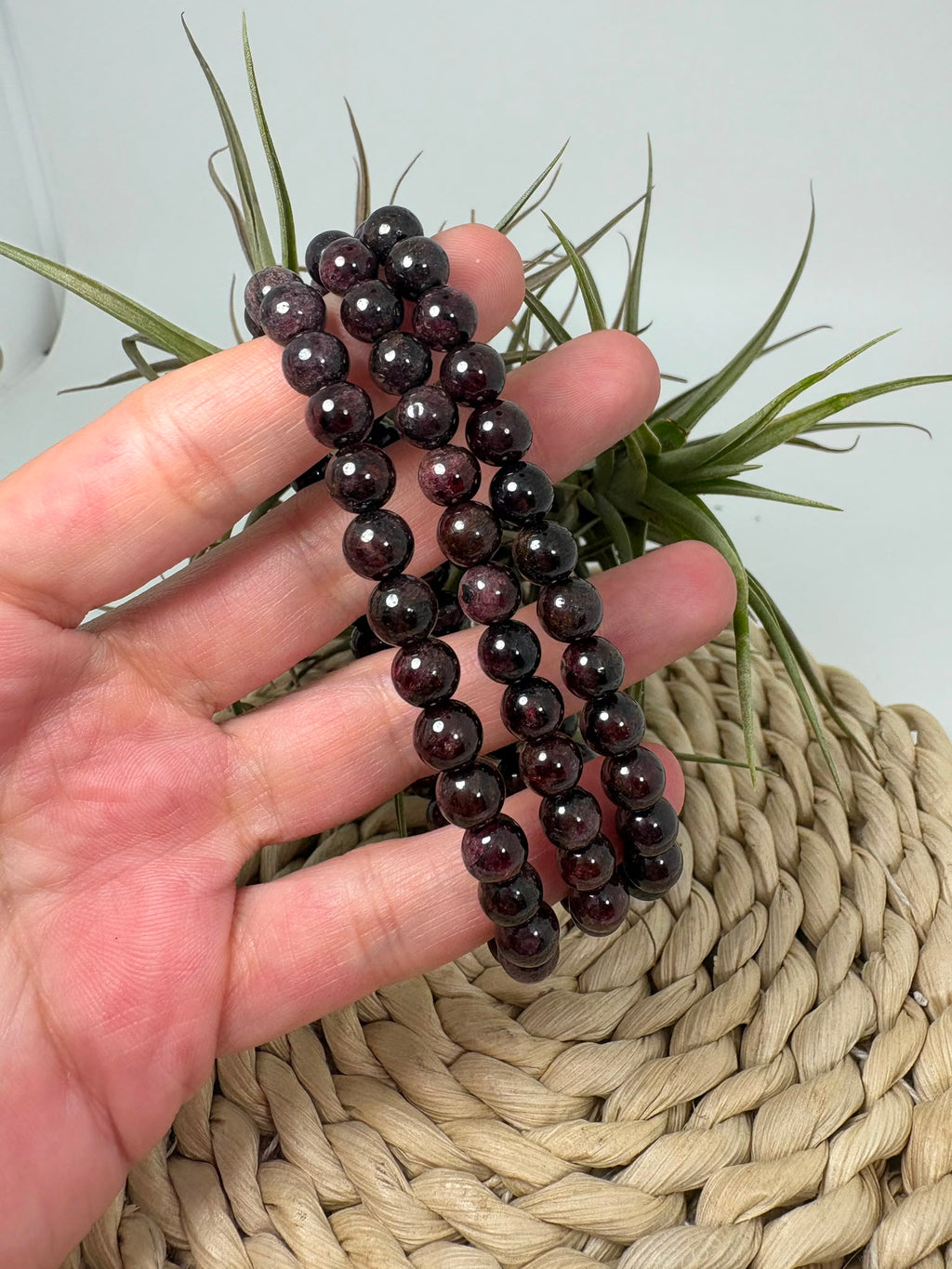 Pulsera elástica de granate natural con cuentas redondas de 6 mm. Una joya elegante y cómoda, ideal para llevar a diario.