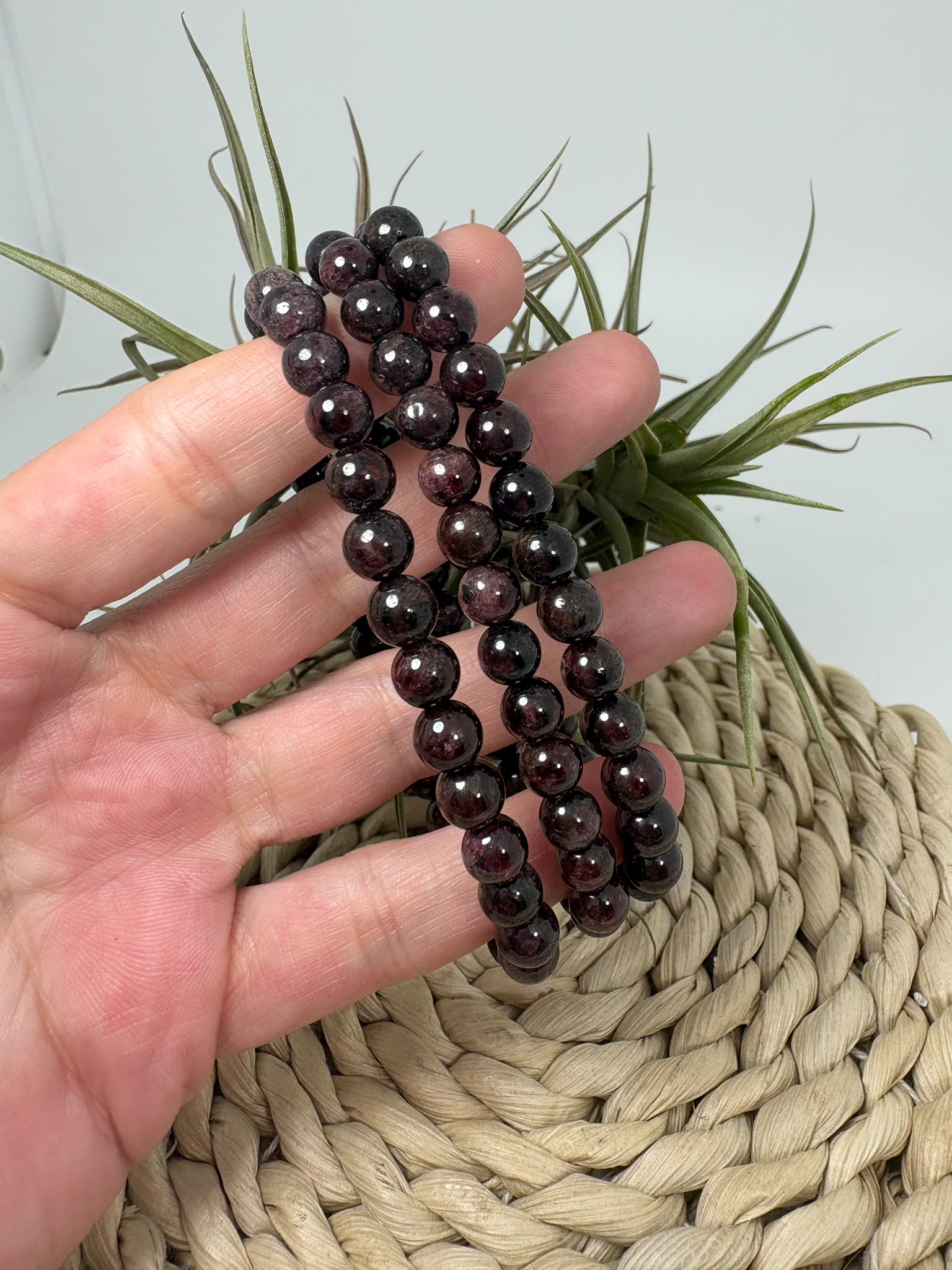 Pulsera elástica de granate natural con cuentas redondas de 6 mm. Una joya elegante y cómoda, ideal para llevar a diario.