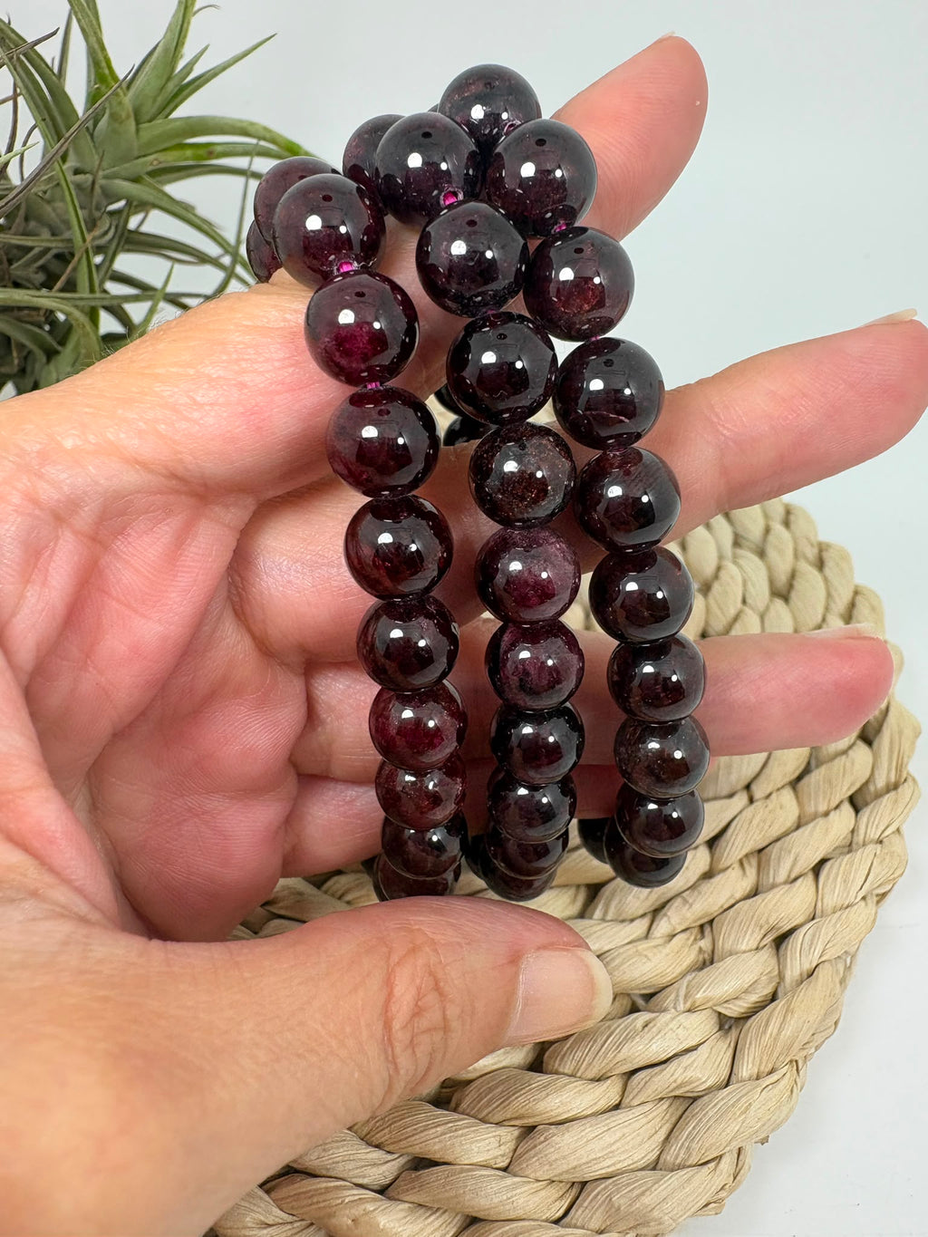 Pulsera elástica de granate natural con cuentas redondas de 6 mm. Una joya elegante y cómoda, ideal para llevar a diario.