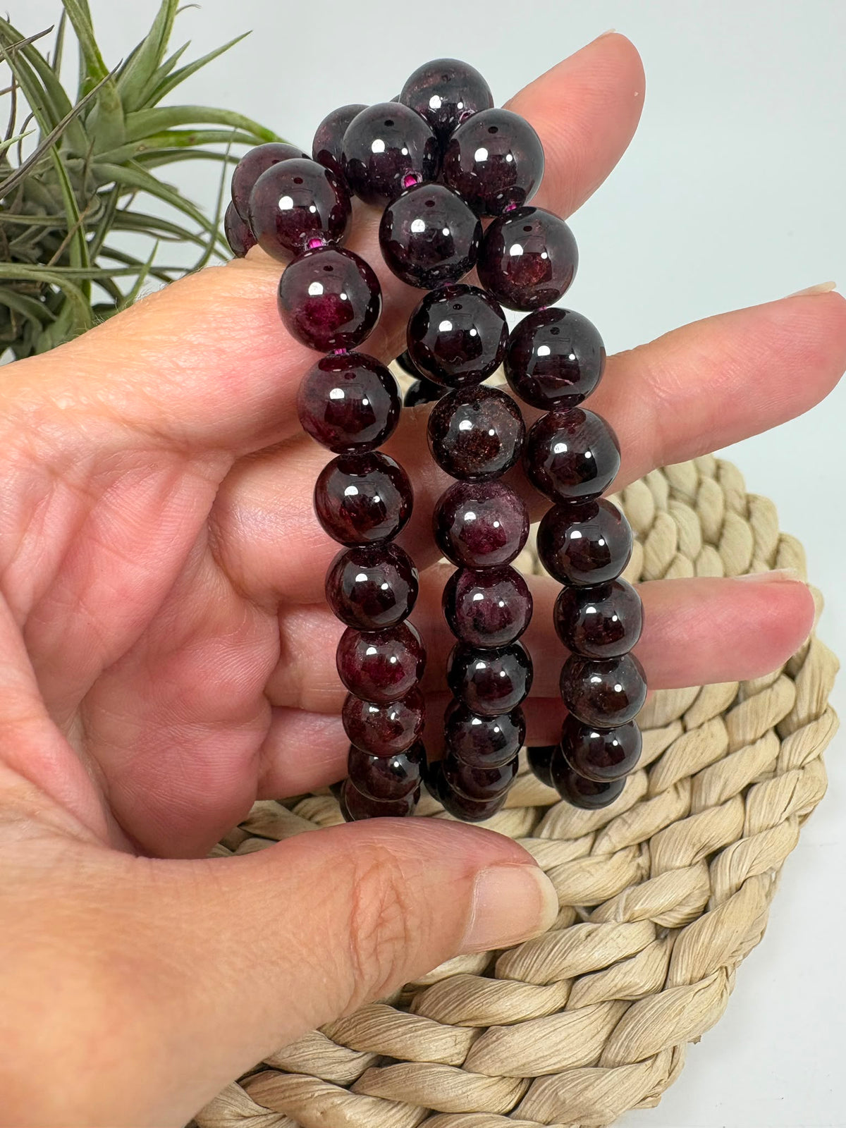 Pulsera elástica de granate natural con cuentas redondas de 6 mm. Una joya elegante y cómoda, ideal para llevar a diario.