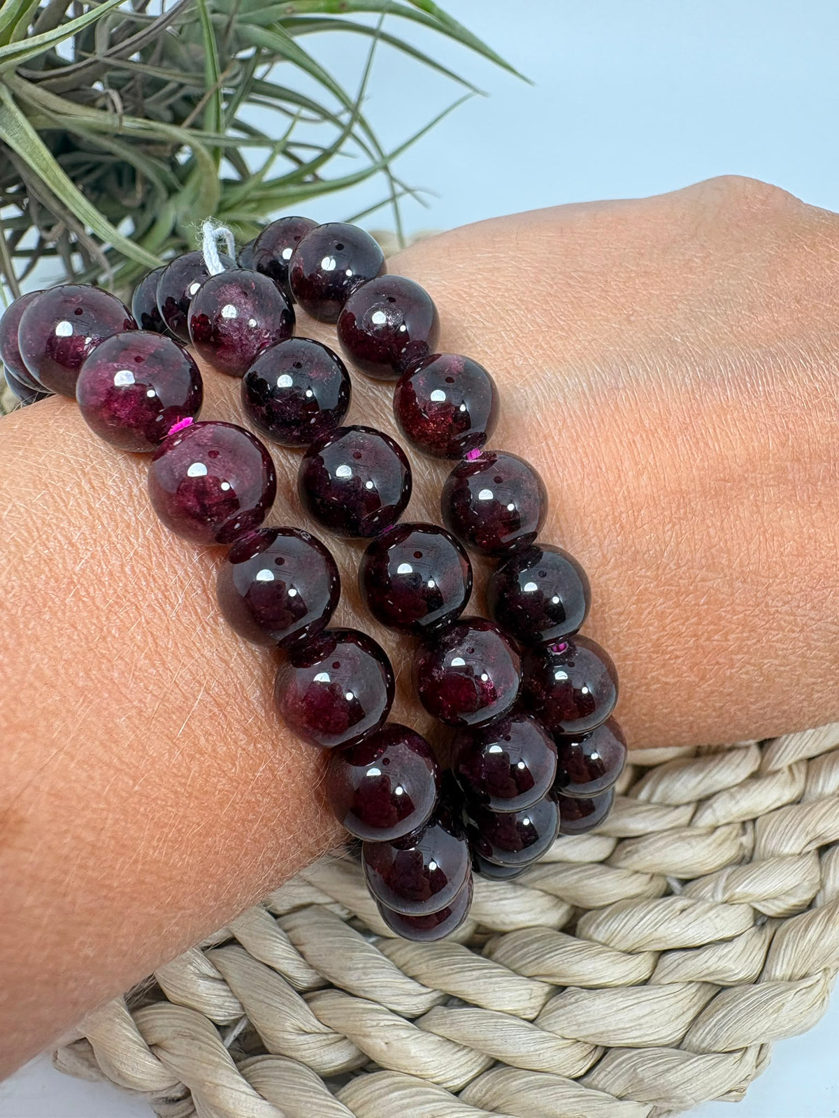 Pulsera elástica de granate natural con cuentas redondas de 6 mm. Una joya elegante y cómoda, ideal para llevar a diario.