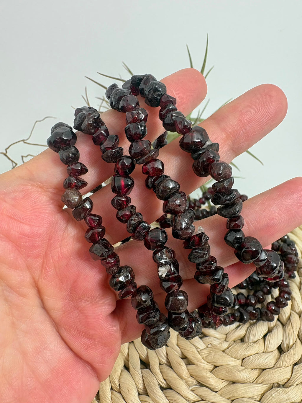 Pulsera elástica de granate natural elaborada con chips pulidos irregulares. Una joya cómoda y única, ideal para llevar a diario.
