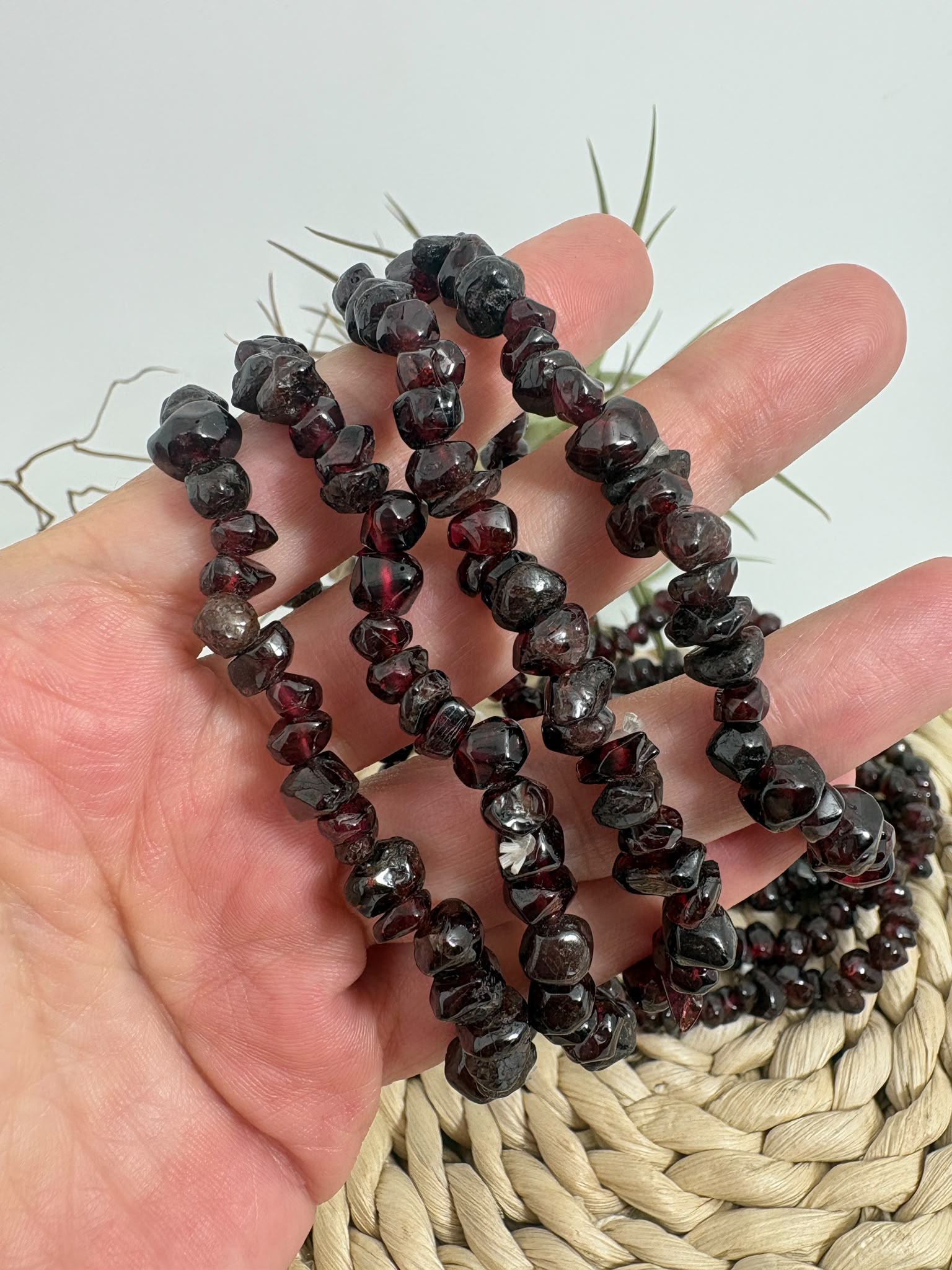 Pulsera elástica de granate natural elaborada con chips pulidos irregulares. Una joya cómoda y única, ideal para llevar a diario.