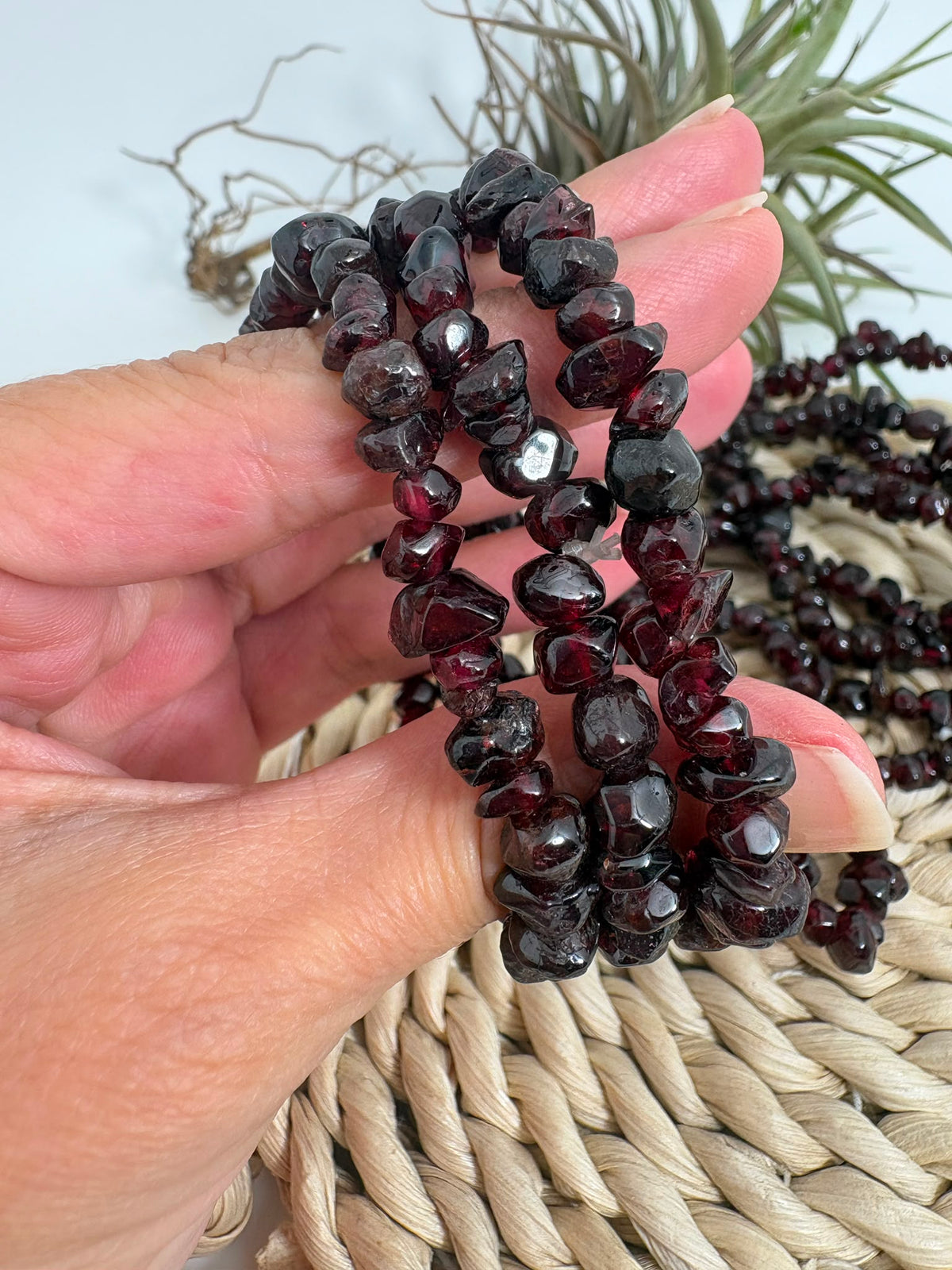 Pulsera elástica de granate natural elaborada con chips pulidos irregulares. Una joya cómoda y única, ideal para llevar a diario.
