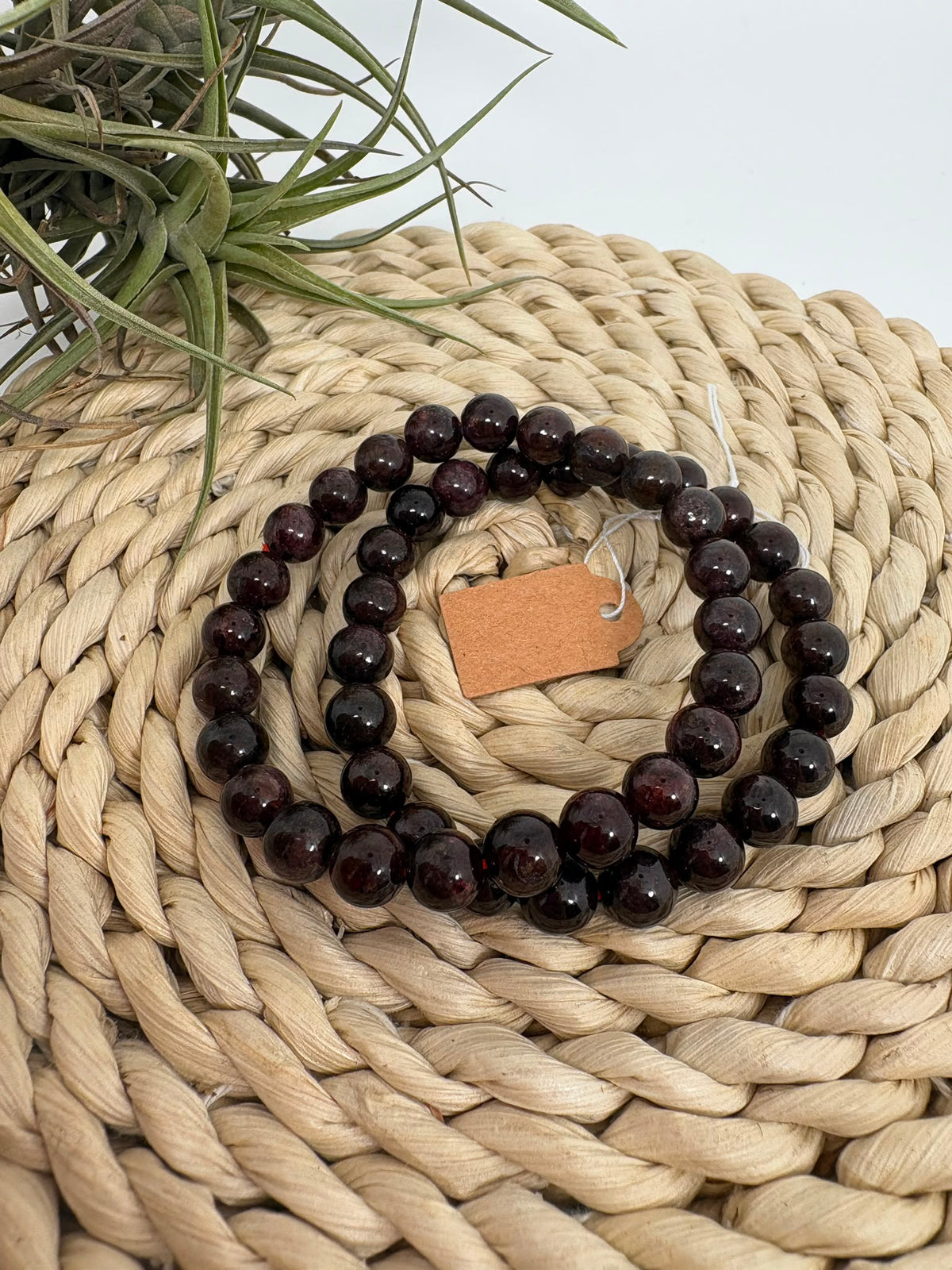 Pulsera elástica de granate natural con cuentas redondas de 6 mm. Una joya elegante y cómoda, ideal para llevar a diario.