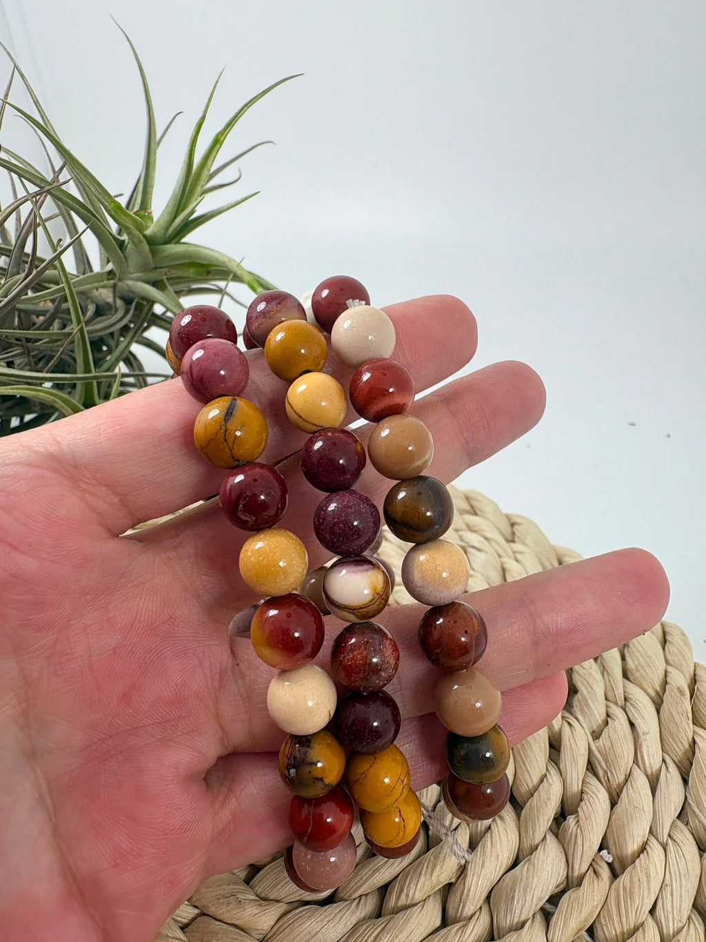Pulsera elástica de mokaita natural con cuentas de 8 mm. Una joya de tonos cálidos y variados, asociada al equilibrio, la vitalidad y la confianza.