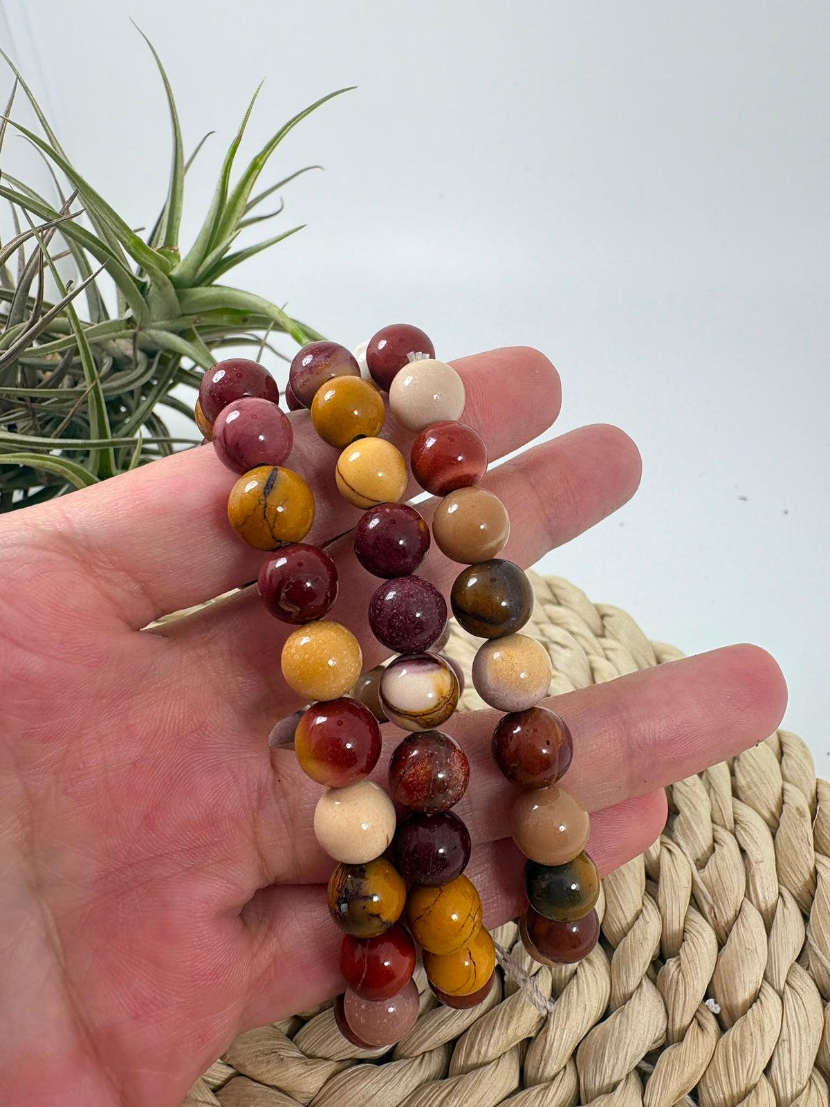 Pulsera elástica de mokaita natural con cuentas de 8 mm. Una joya de tonos cálidos y variados, asociada al equilibrio, la vitalidad y la confianza.
