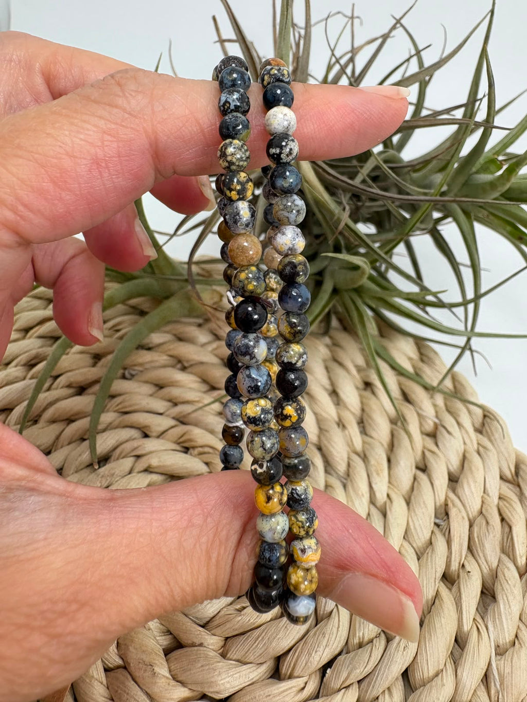 Pulsera elástica de jaspe océano azul con cuentas de 4 mm. Una joya fina de piedra natural asociada con la calma y el equilibrio.