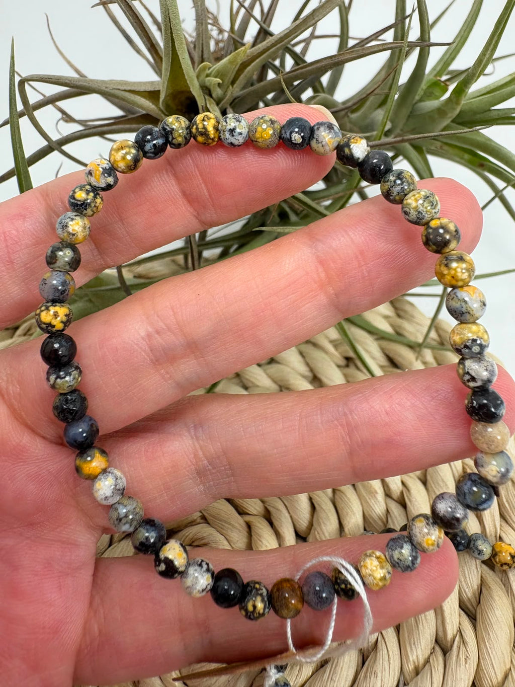 Pulsera elástica de jaspe océano azul con cuentas de 4 mm. Una joya fina de piedra natural asociada con la calma y el equilibrio.