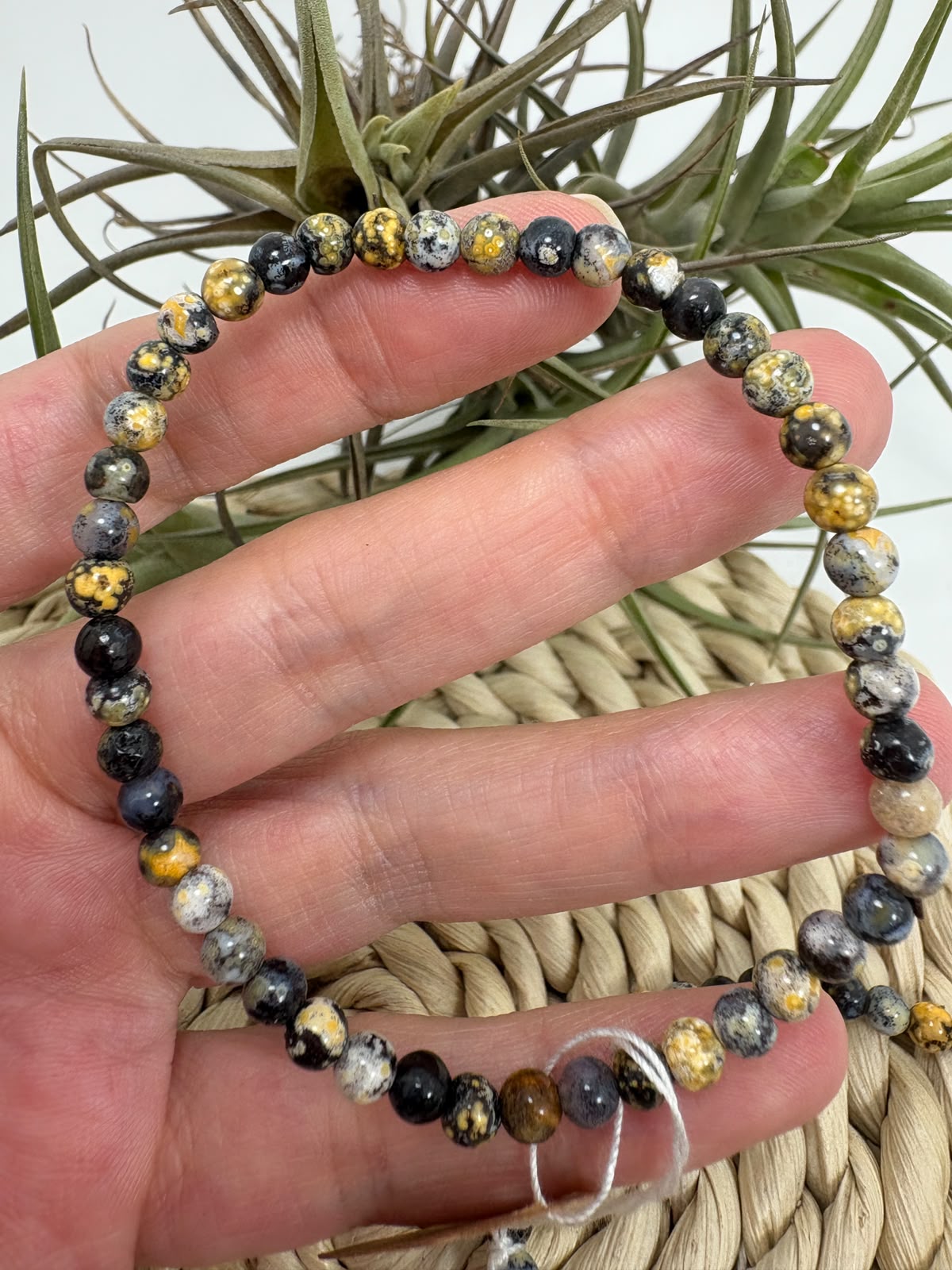 Pulsera elástica de jaspe océano azul con cuentas de 4 mm. Una joya fina de piedra natural asociada con la calma y el equilibrio.