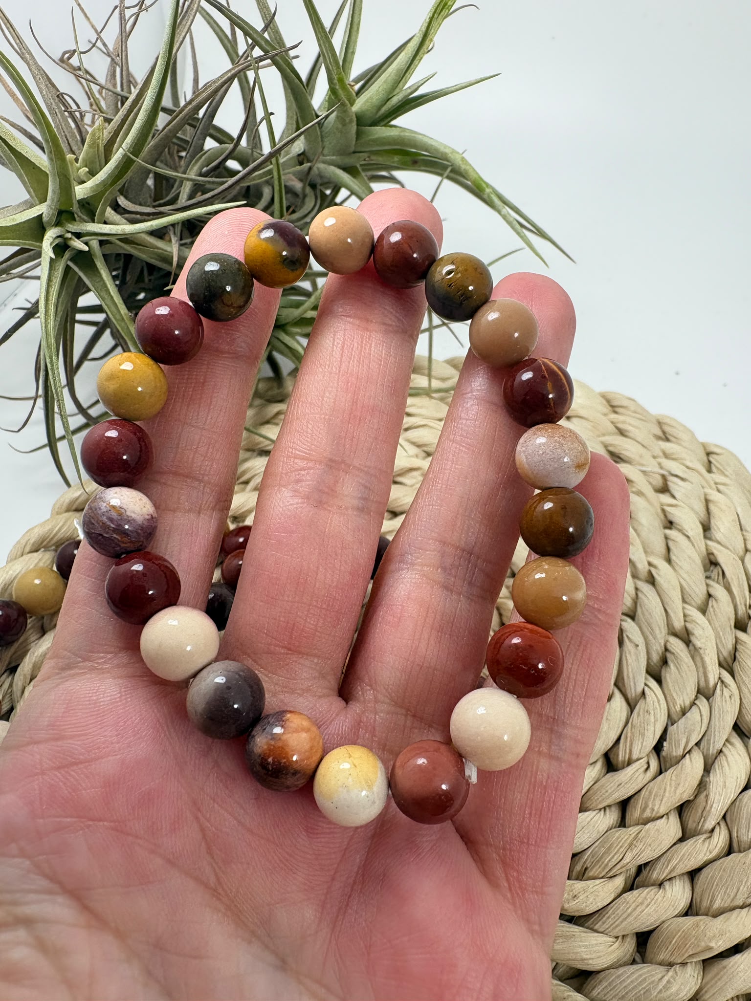 Pulsera elástica de mokaita natural con cuentas de 8 mm. Una joya de tonos cálidos y variados, asociada al equilibrio, la vitalidad y la confianza.