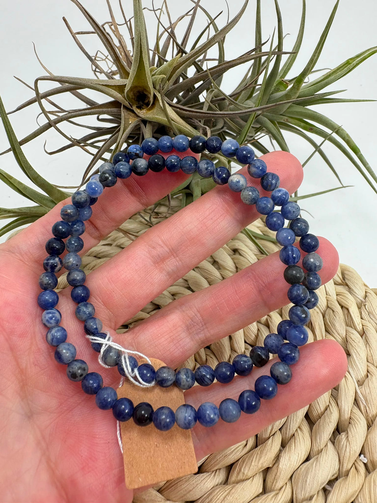 Pulsera elástica de sodalita natural con cuentas de 4 mm. Una joya fina en tonos azules asociada con la calma y la comunicación.