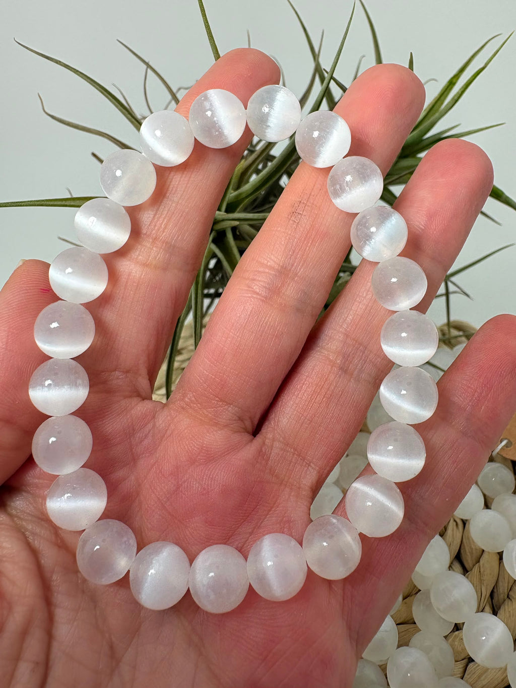 Pulsera elástica de selenita natural de gran calidad con cuentas de 8 mm. Una joya luminosa relacionada con la limpieza energética y la serenidad.