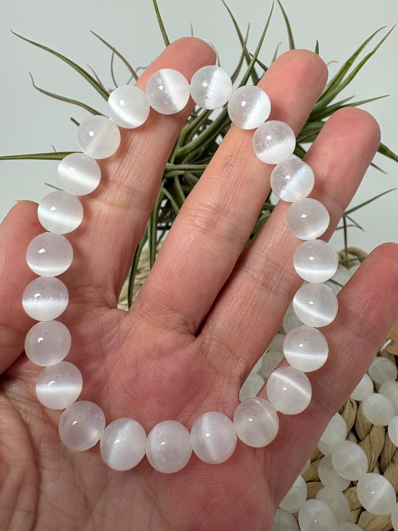 Pulsera elástica de selenita natural de gran calidad con cuentas de 8 mm. Una joya luminosa relacionada con la limpieza energética y la serenidad.