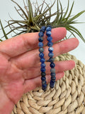 Pulsera elástica de sodalita natural con cuentas de 4 mm. Una joya fina en tonos azules asociada con la calma y la comunicación.