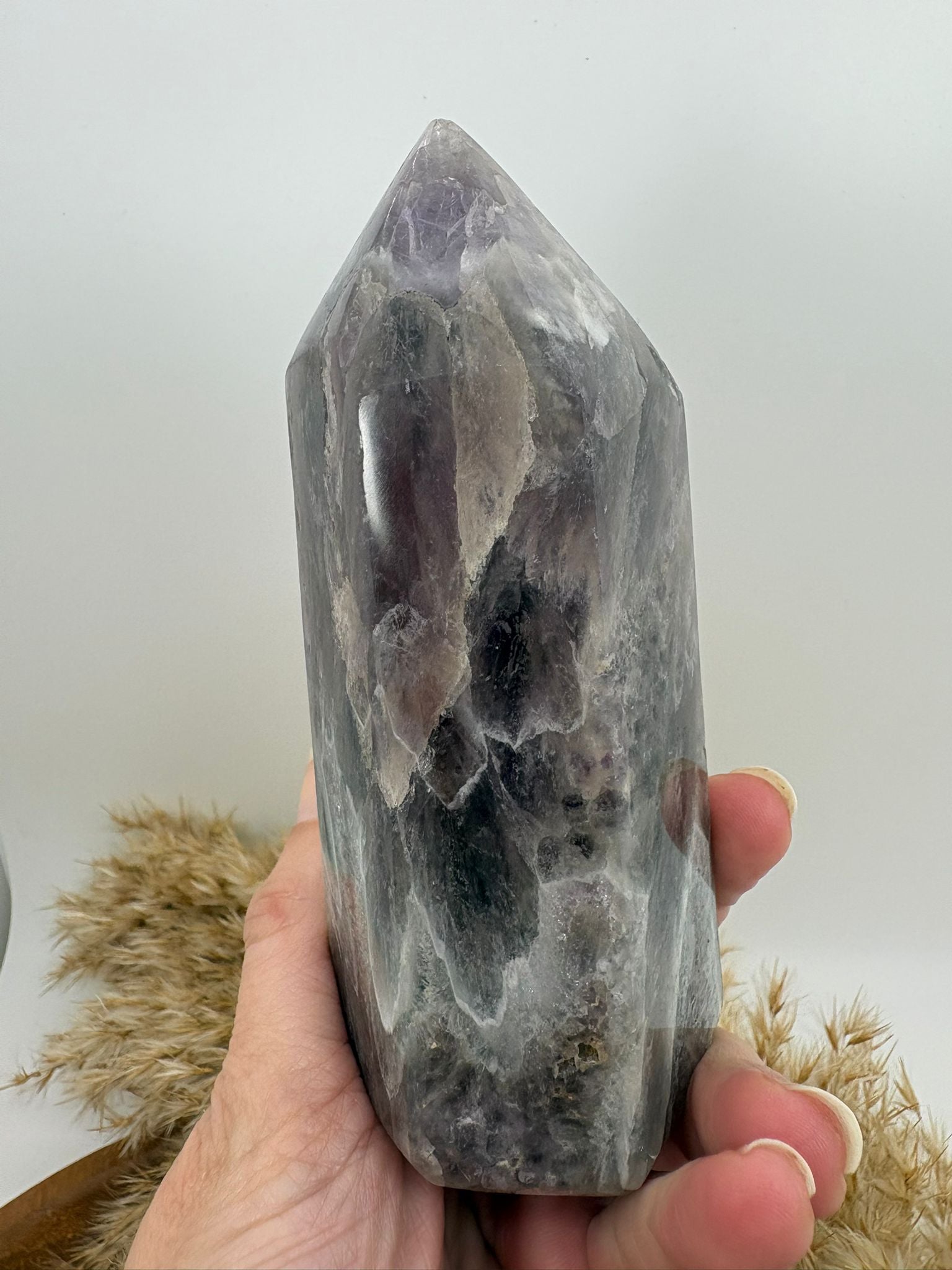 Torre de amatista con inclusiones naturales de cuarzo y prasiolita. Pieza única ideal para calma, equilibrio emocional y energía espiritual.