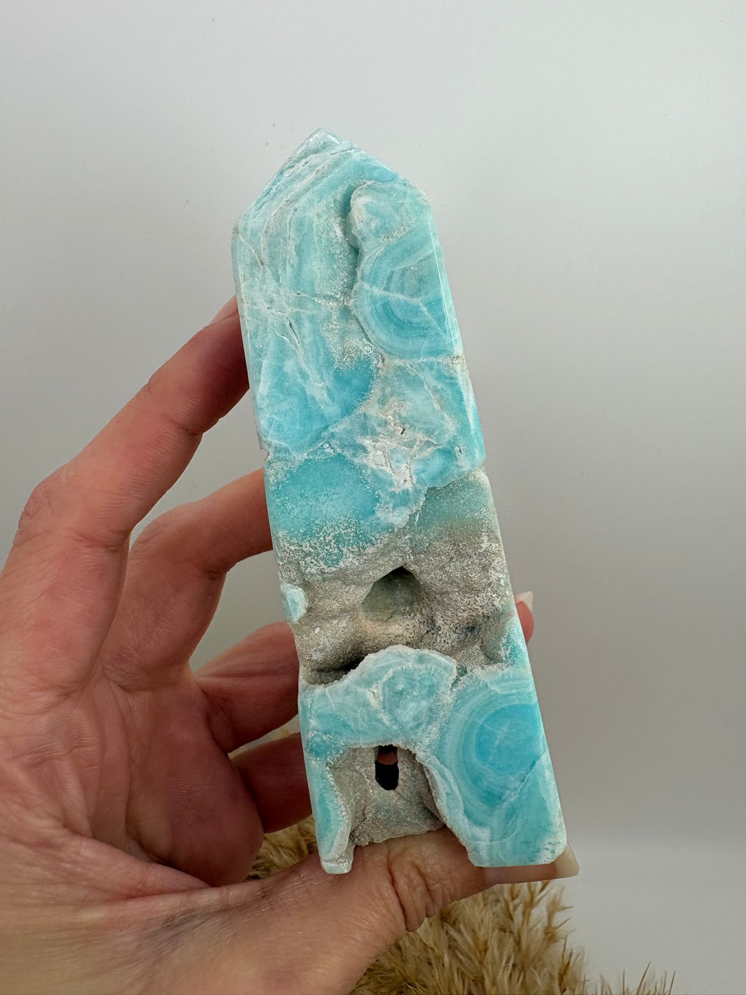 Torre de aragonito azul con cavidades naturales de Pakistán. Piedra calmante ideal para reducir el estrés, decorar tu hogar y aportar energía de paz y equilibrio.