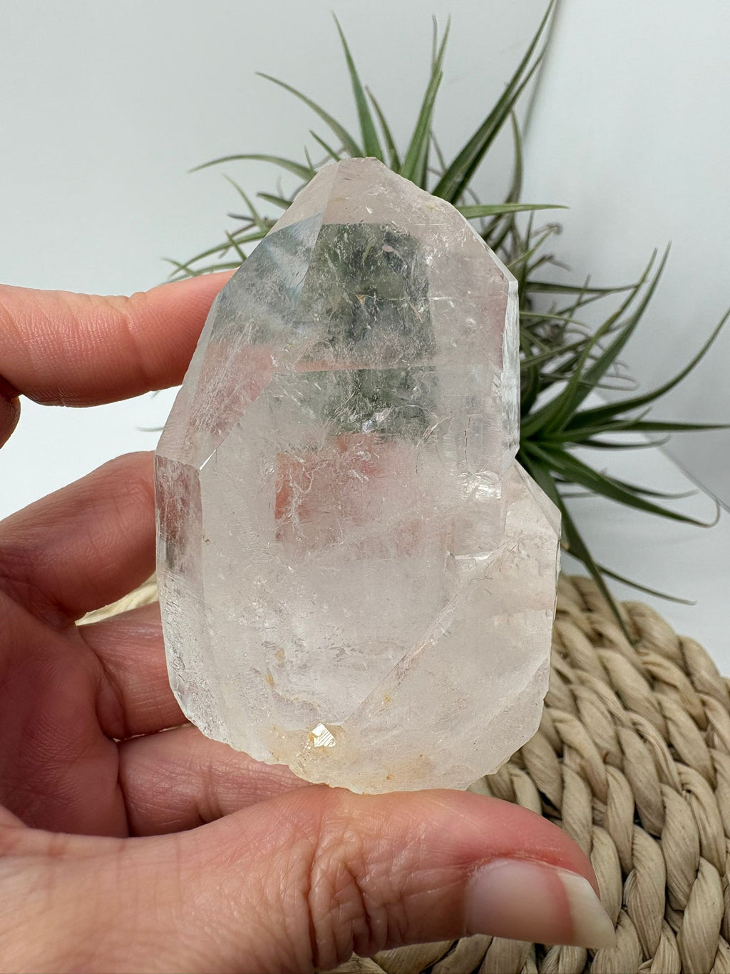 Punta&nbsp; de cuarzo natural en bruto, donde se pueden apreciar claramente las caras cristalinas formadas de manera natural durante el crecimiento del mineral.

&nbsp;Este tipo de formaciones se producen cuando el cuarzo cristaliza lentamente en cavidades de roca, creando superficies geométricas naturales con brillo vítreo característico.

Una pieza muy interesante tanto para coleccionistas de minerales como para decoración con cristales naturales.

El cuarzo es uno de los minerales más conocidos y valorad