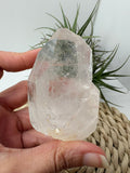 Punta&nbsp; de cuarzo natural en bruto, donde se pueden apreciar claramente las caras cristalinas formadas de manera natural durante el crecimiento del mineral.

&nbsp;Este tipo de formaciones se producen cuando el cuarzo cristaliza lentamente en cavidades de roca, creando superficies geométricas naturales con brillo vítreo característico.

Una pieza muy interesante tanto para coleccionistas de minerales como para decoración con cristales naturales.

El cuarzo es uno de los minerales más conocidos y valorad