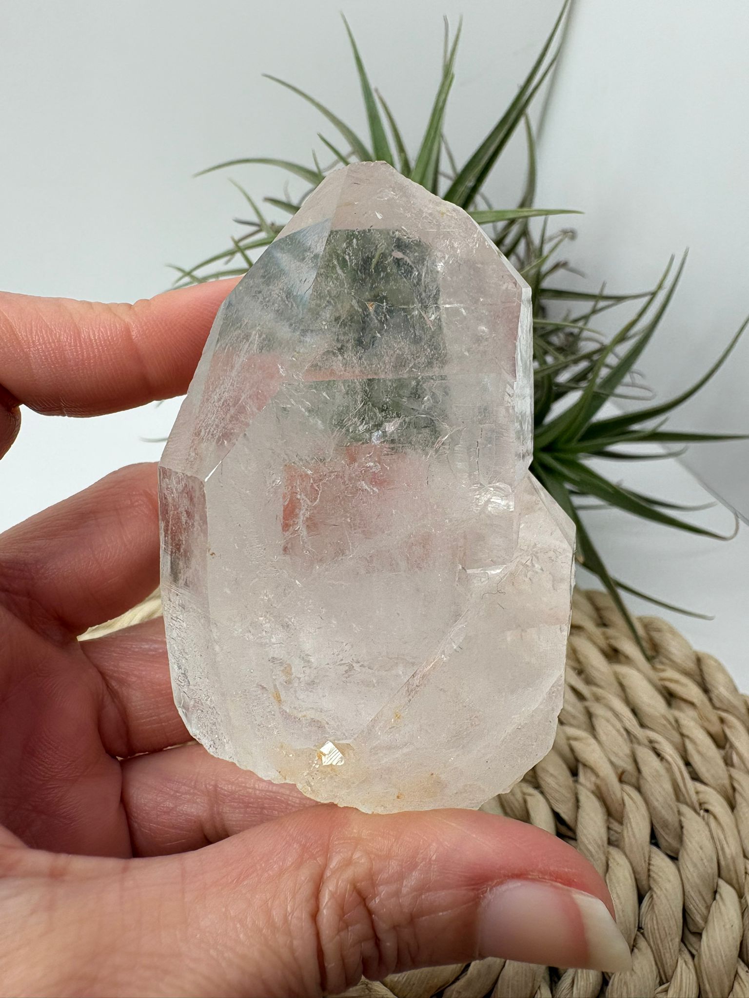 Punta&nbsp; de cuarzo natural en bruto, donde se pueden apreciar claramente las caras cristalinas formadas de manera natural durante el crecimiento del mineral.

&nbsp;Este tipo de formaciones se producen cuando el cuarzo cristaliza lentamente en cavidades de roca, creando superficies geométricas naturales con brillo vítreo característico.

Una pieza muy interesante tanto para coleccionistas de minerales como para decoración con cristales naturales.

El cuarzo es uno de los minerales más conocidos y valorad