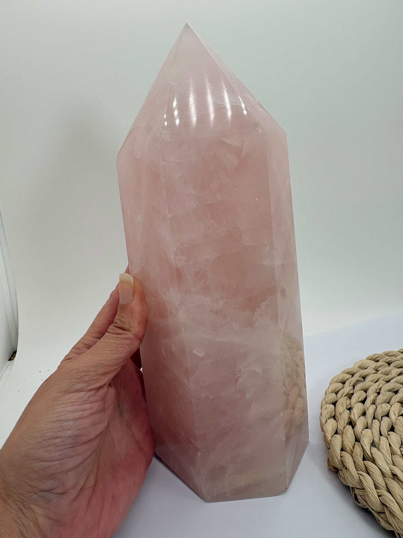 Generador de cuarzo rosa natural de alta calidad de 421 g. Pieza única con un precioso color rosado, más intenso en persona, pulido brillante y 12,5 × 4,7 cm.