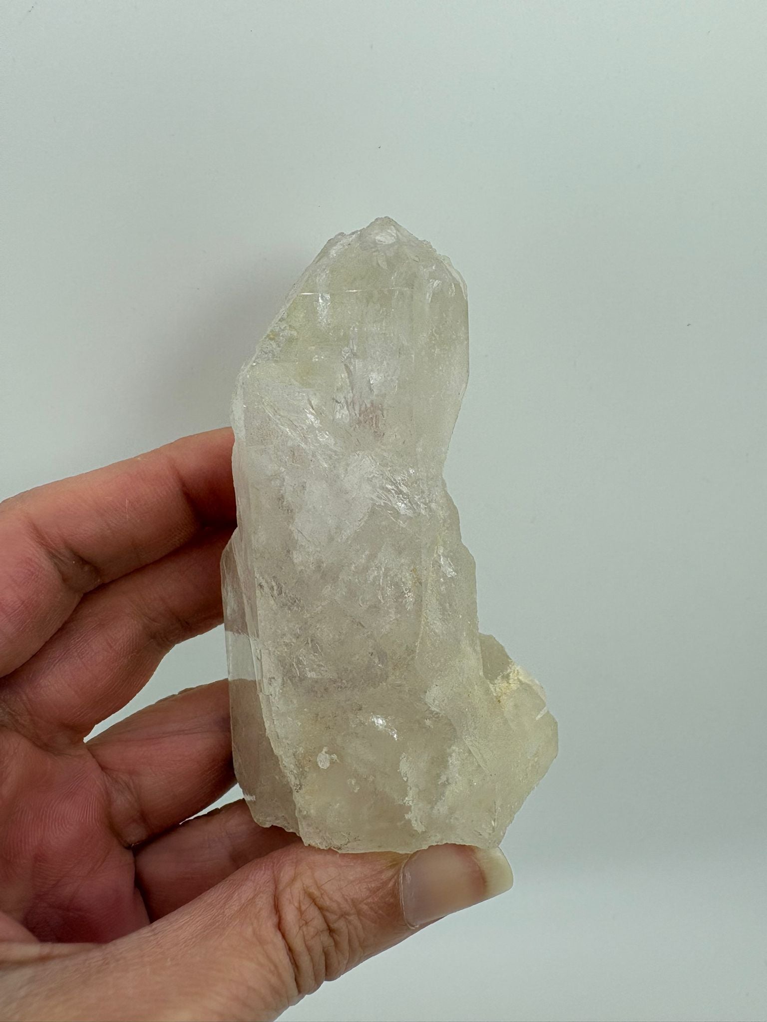 Cuarzo natural en bruto, pieza única con energía pura. Ideal para meditación, decoración y equilibrio energético. Descubre su belleza natural.