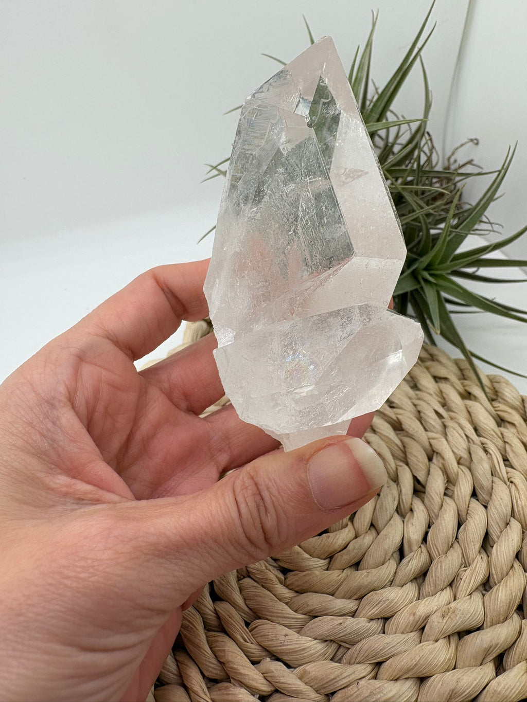 Punta&nbsp; de cuarzo natural en bruto, donde se pueden apreciar claramente las caras cristalinas formadas de manera natural durante el crecimiento del mineral.

&nbsp;Este tipo de formaciones se producen cuando el cuarzo cristaliza lentamente en cavidades de roca, creando superficies geométricas naturales con brillo vítreo característico.

Una pieza muy interesante tanto para coleccionistas de minerales como para decoración con cristales naturales.