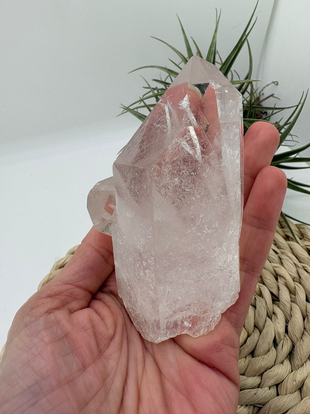 Punta&nbsp; de cuarzo natural en bruto, donde se pueden apreciar claramente las caras cristalinas formadas de manera natural durante el crecimiento del mineral.

&nbsp;Este tipo de formaciones se producen cuando el cuarzo cristaliza lentamente en cavidades de roca, creando superficies geométricas naturales con brillo vítreo característico.

Una pieza muy interesante tanto para coleccionistas de minerales como para decoración con cristales naturales.