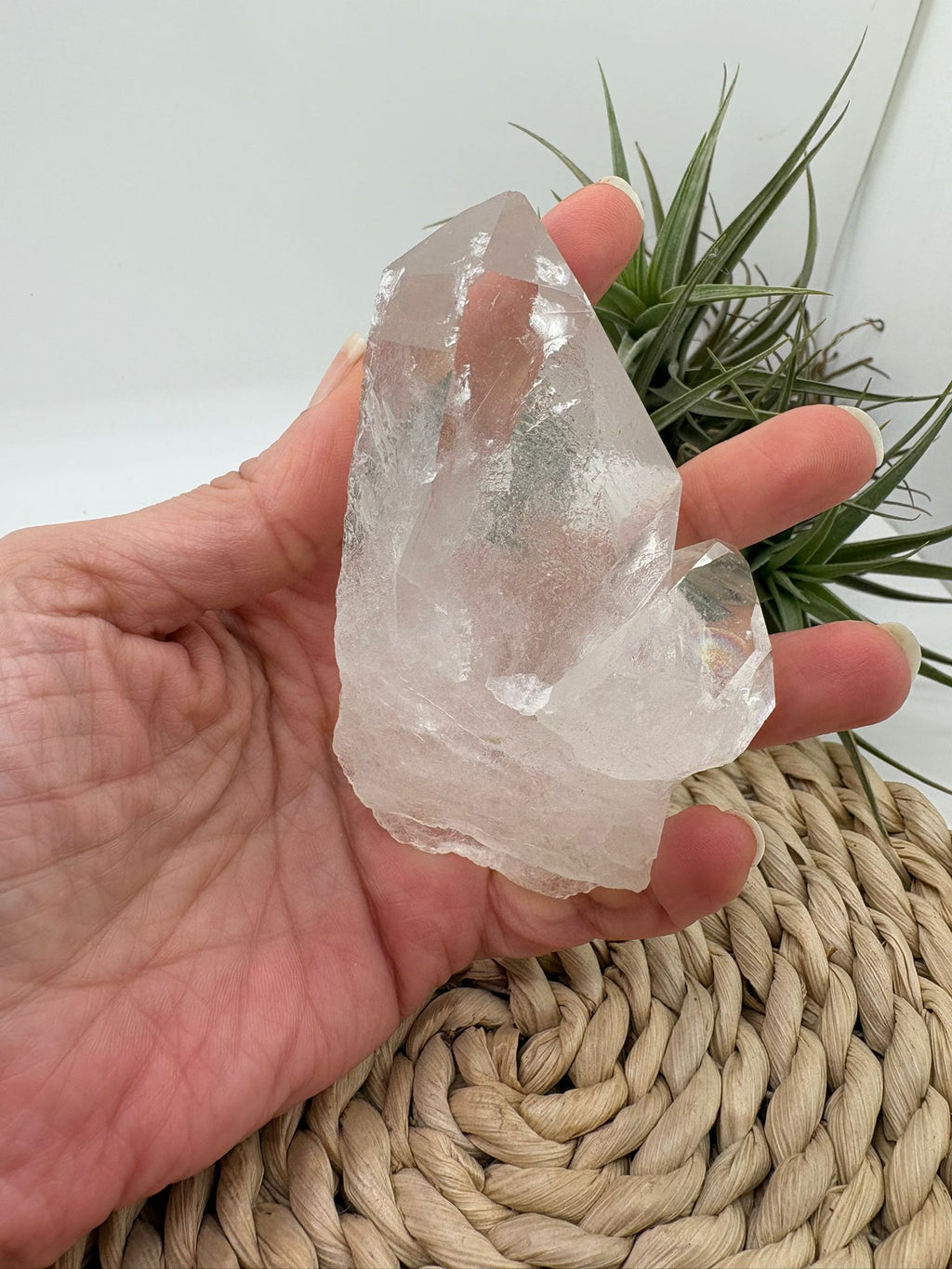 Punta&nbsp; de cuarzo natural en bruto, donde se pueden apreciar claramente las caras cristalinas formadas de manera natural durante el crecimiento del mineral.

&nbsp;Este tipo de formaciones se producen cuando el cuarzo cristaliza lentamente en cavidades de roca, creando superficies geométricas naturales con brillo vítreo característico.

Una pieza muy interesante tanto para coleccionistas de minerales como para decoración con cristales naturales.