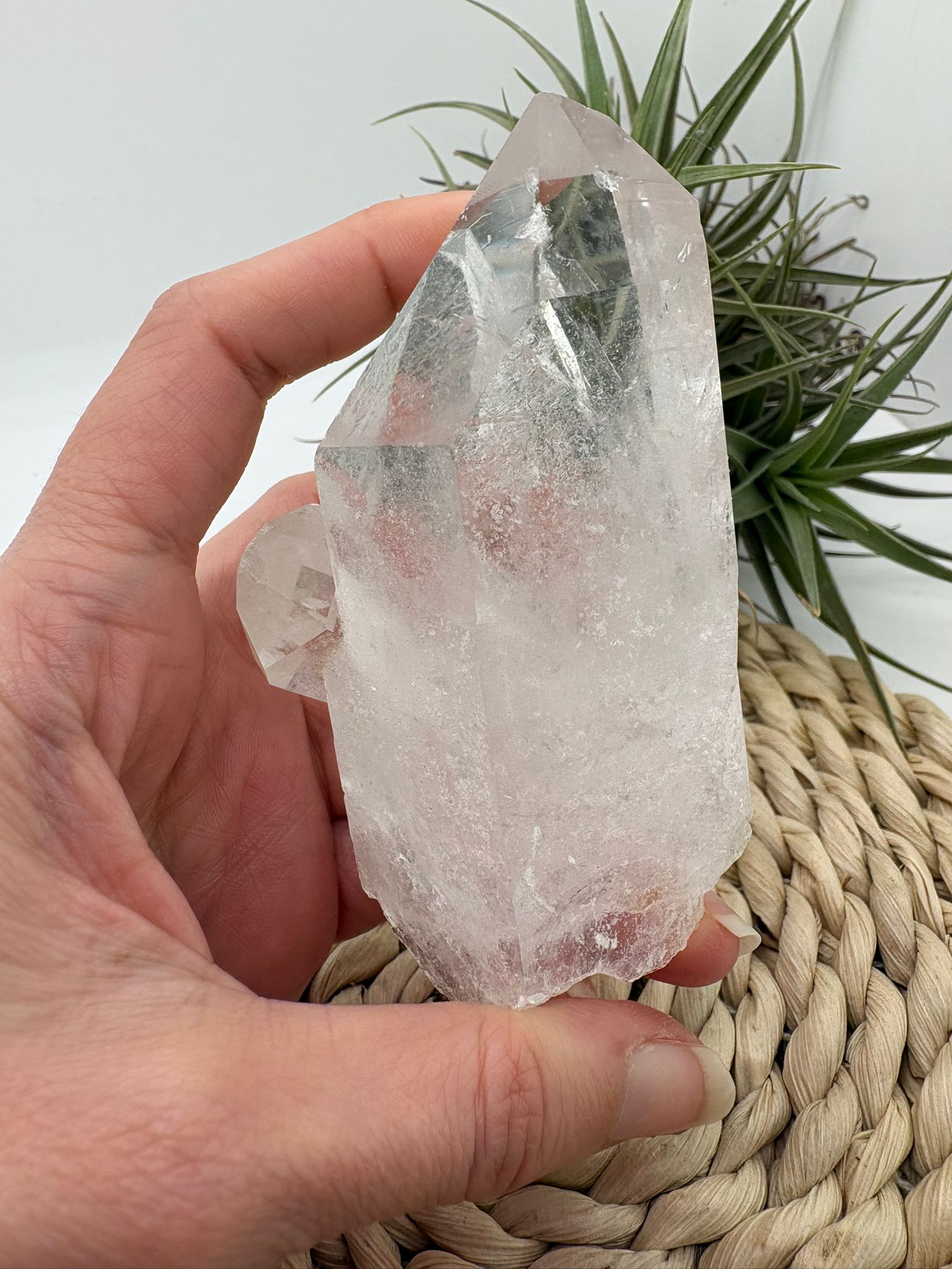 Punta&nbsp; de cuarzo natural en bruto, donde se pueden apreciar claramente las caras cristalinas formadas de manera natural durante el crecimiento del mineral.

&nbsp;Este tipo de formaciones se producen cuando el cuarzo cristaliza lentamente en cavidades de roca, creando superficies geométricas naturales con brillo vítreo característico.

Una pieza muy interesante tanto para coleccionistas de minerales como para decoración con cristales naturales.