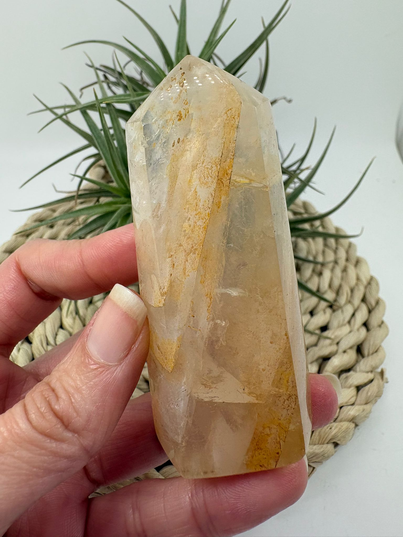 Punta de cuarzo sanador con inclusiones naturales, cristalina y única. Ideal para energía, decoración y colección. Disponible en La Hada de las Piedras.
