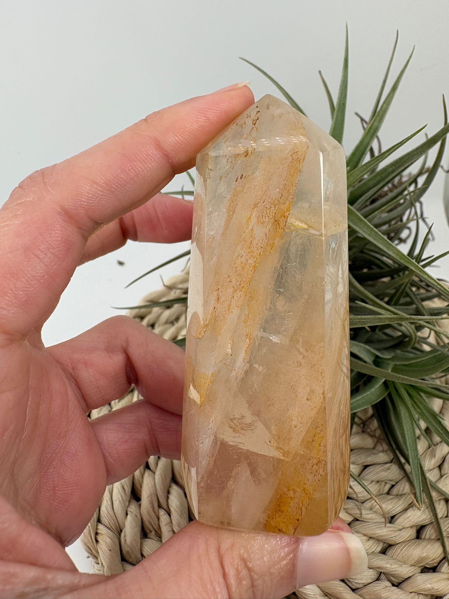 Punta de cuarzo sanador con inclusiones naturales, cristalina y única. Ideal para energía, decoración y colección. Disponible en La Hada de las Piedras.